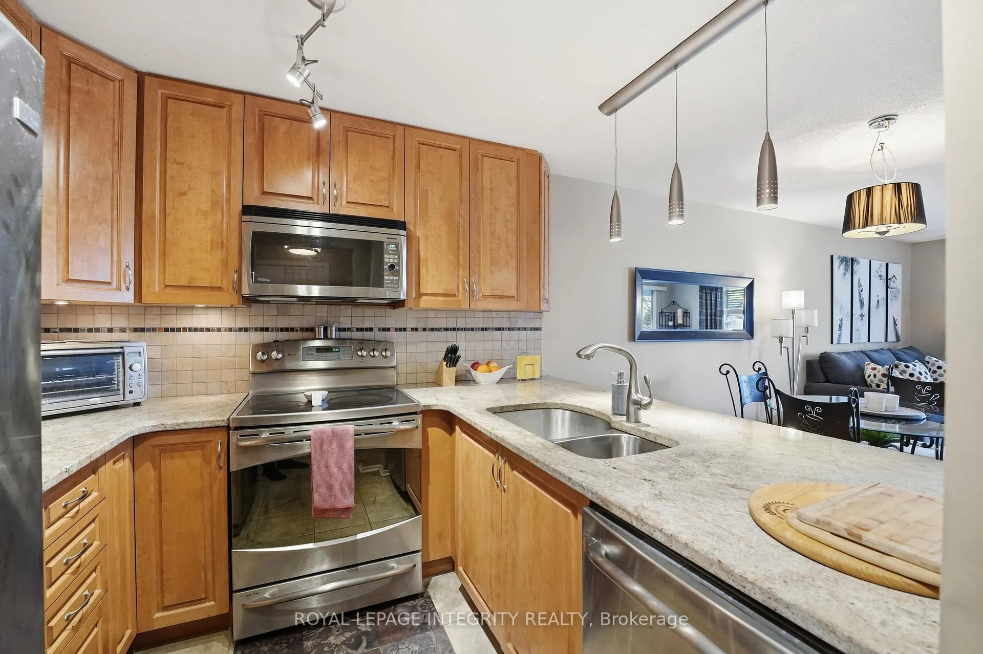 Photo 5 of Unit 315, 1099 Cadboro Road, Ottawa, Carson Grove — HOMEH