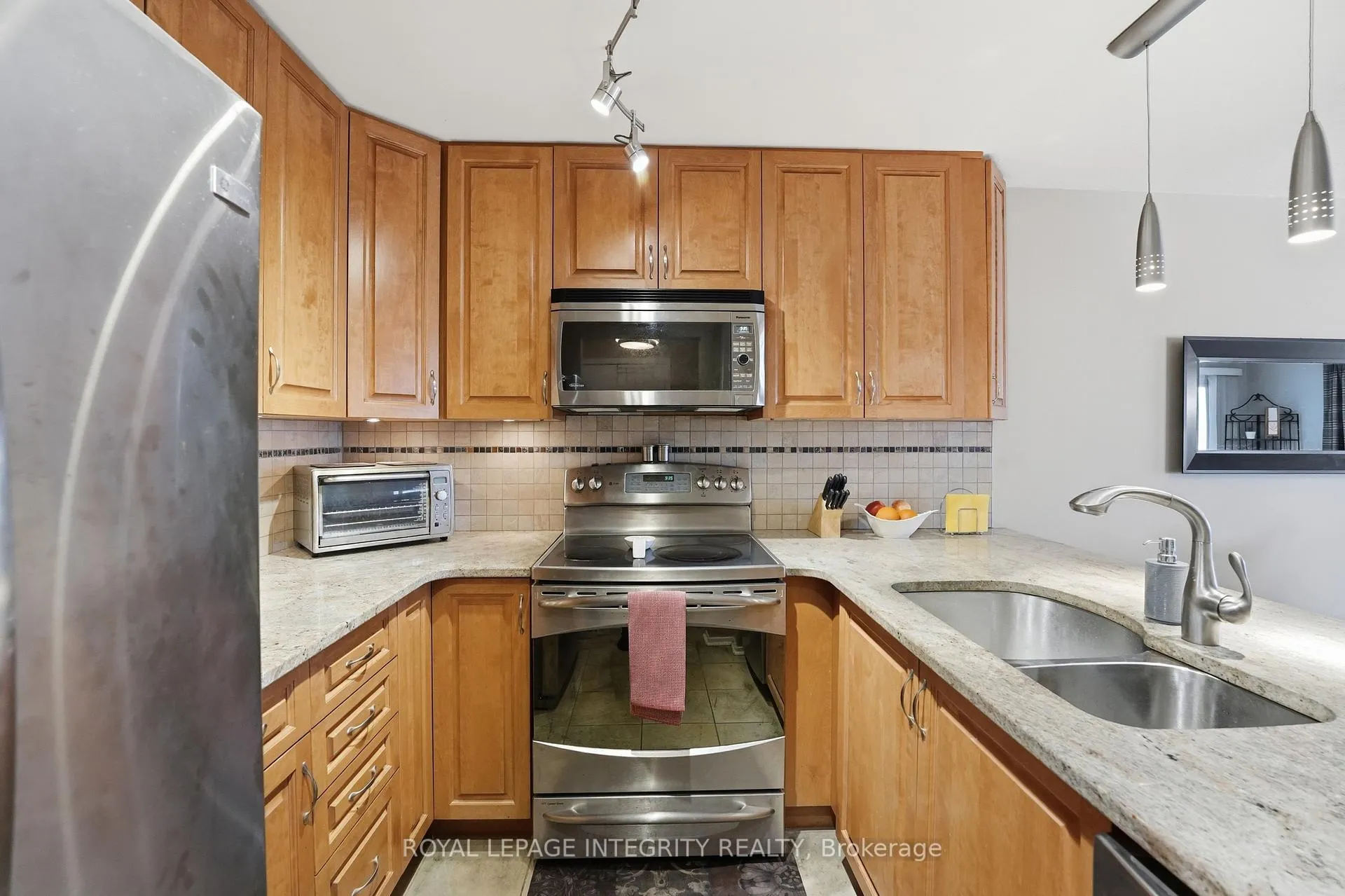 Photo 6 of Unit 315, 1099 Cadboro Road, Ottawa, Carson Grove — HOMEH