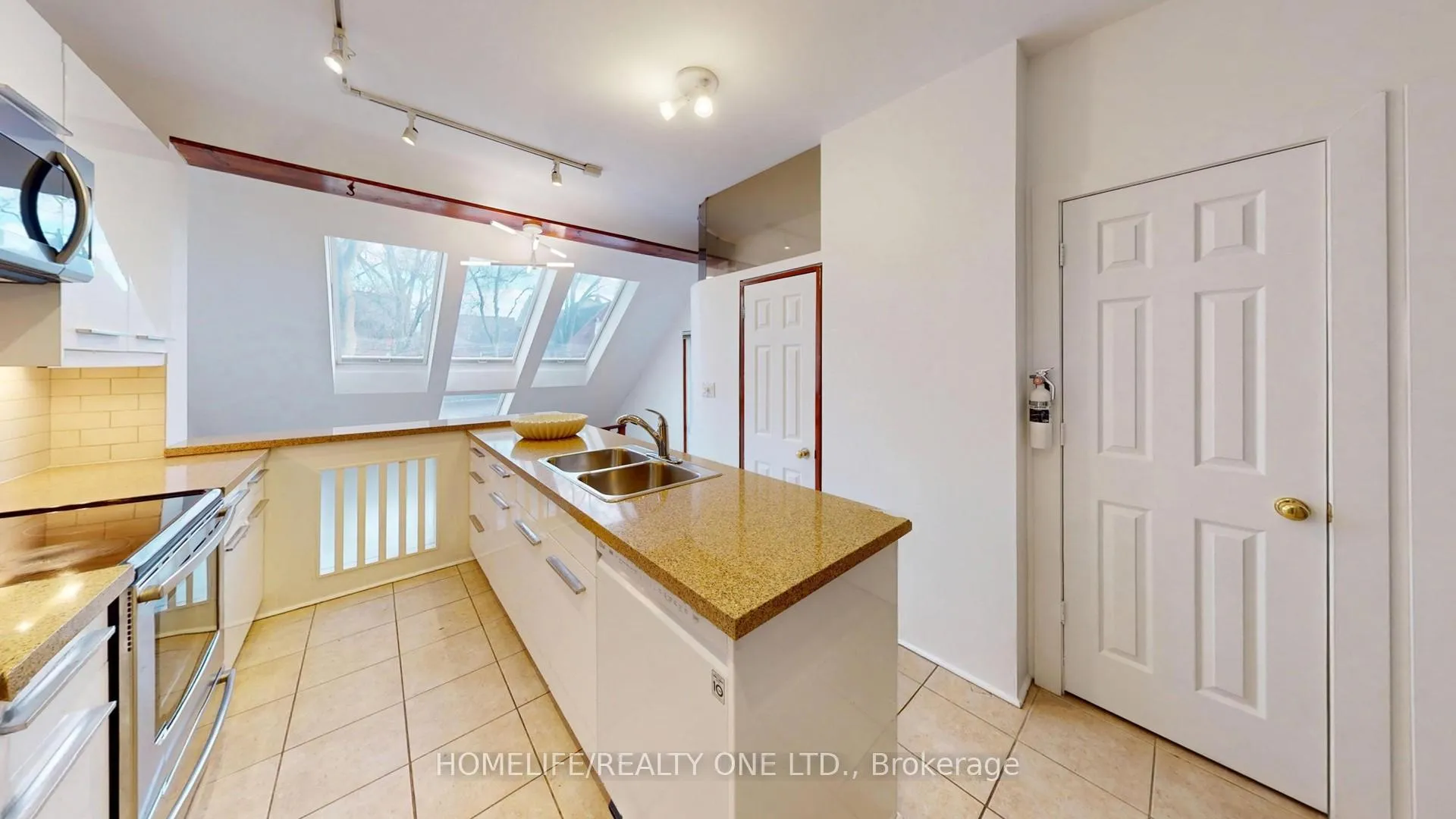 Photo 11 of 25 Riverdale Avenue, Toronto, North Riverdale — HOMEH