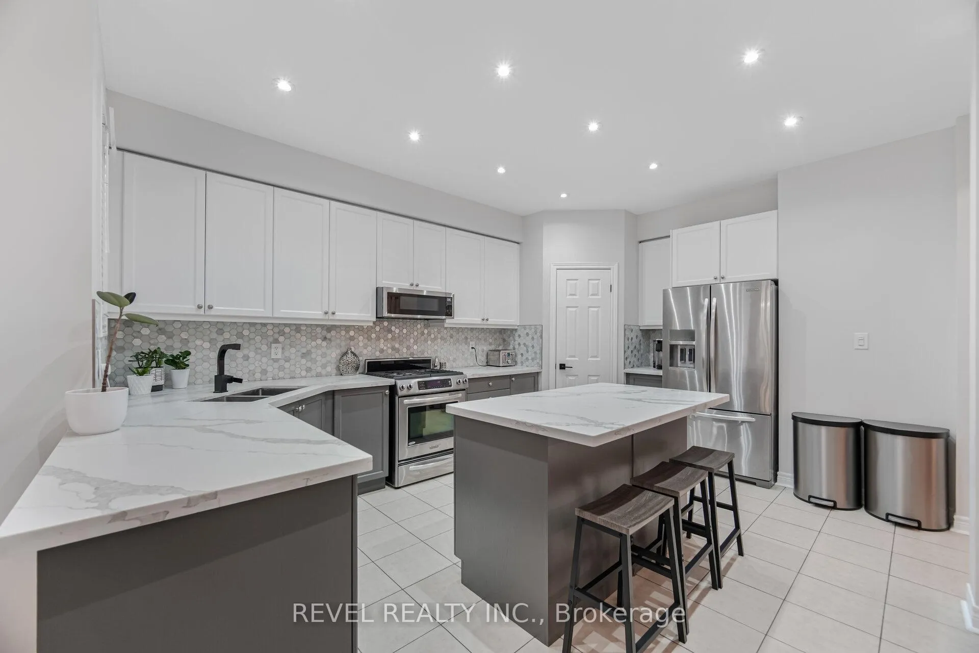 Photo 10 of 323 Bessborough Drive, Milton, Harrison — HOMEH