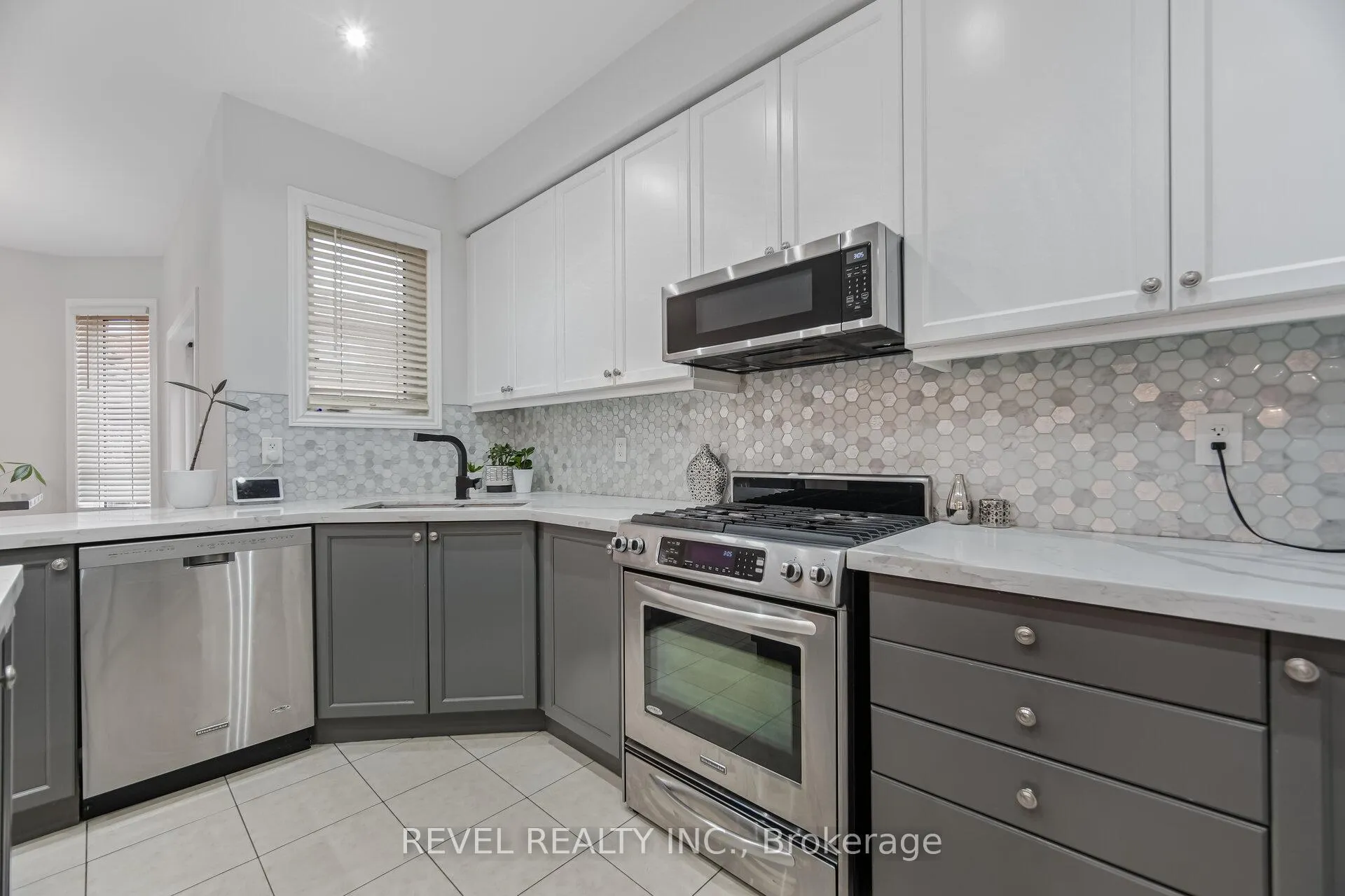 Photo 11 of 323 Bessborough Drive, Milton, Harrison — HOMEH