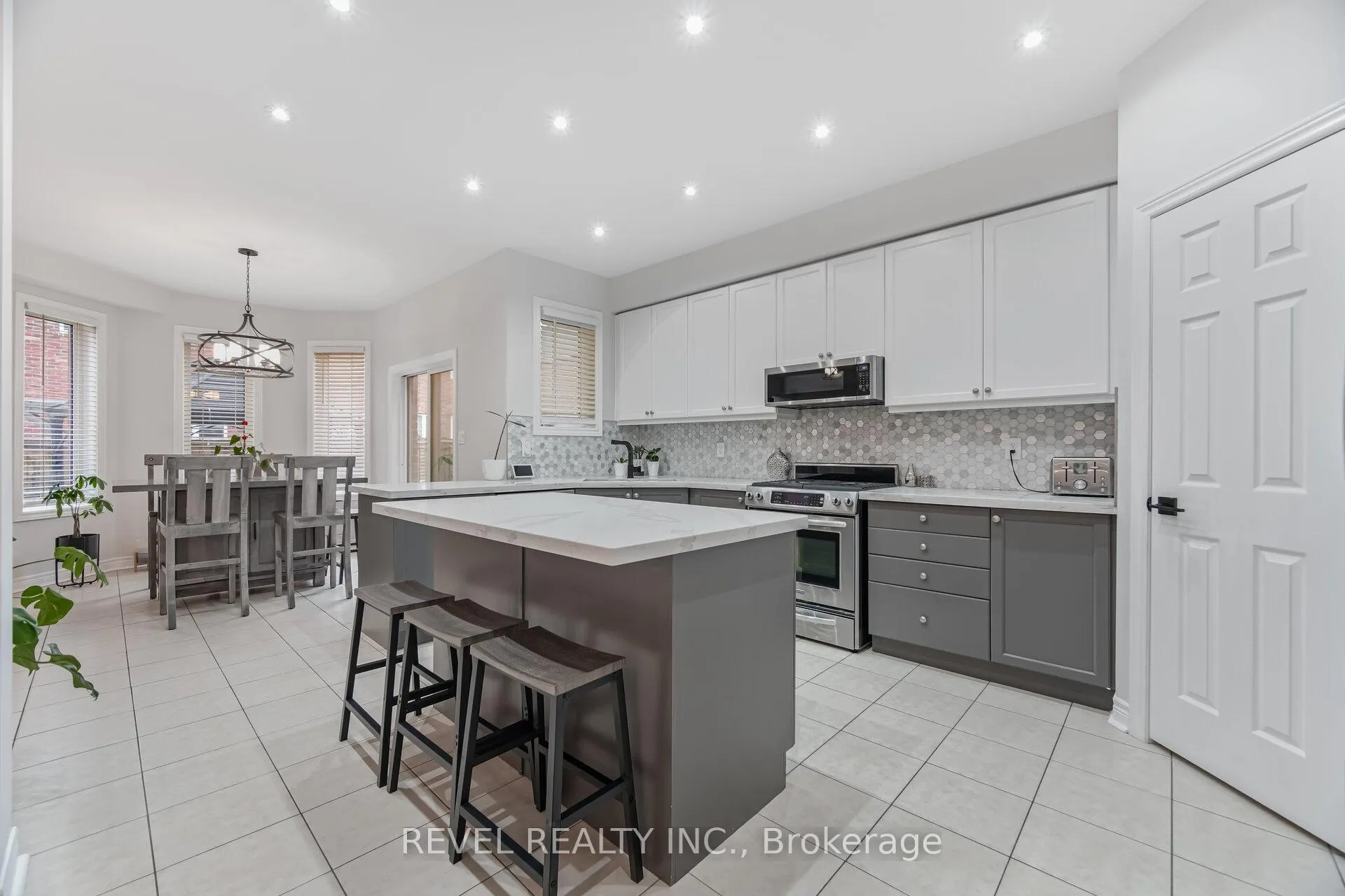 Photo 15 of 323 Bessborough Drive, Milton, Harrison — HOMEH