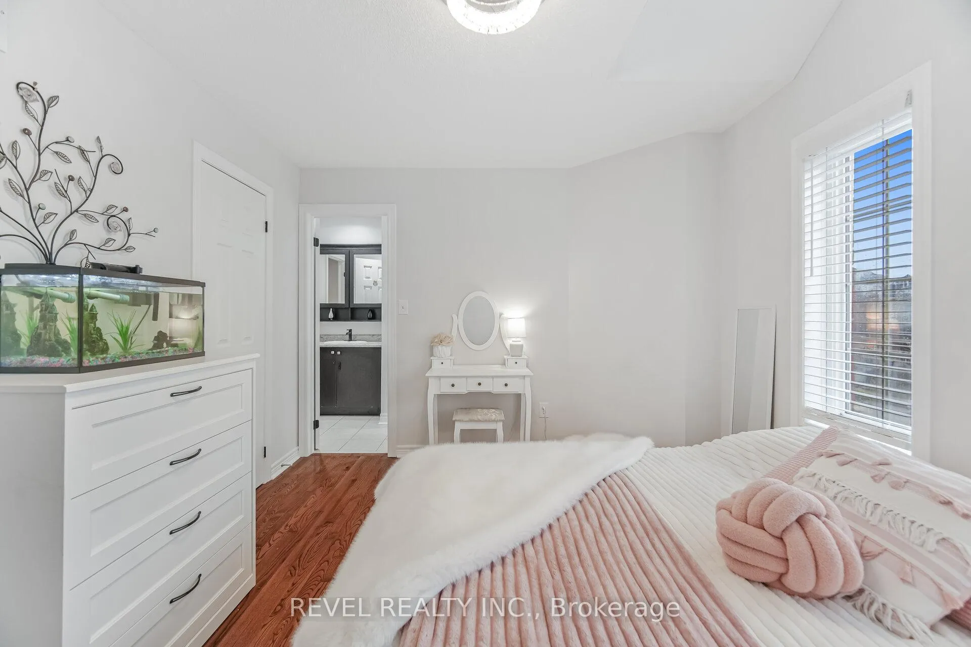 Photo 30 of 323 Bessborough Drive, Milton, Harrison — HOMEH