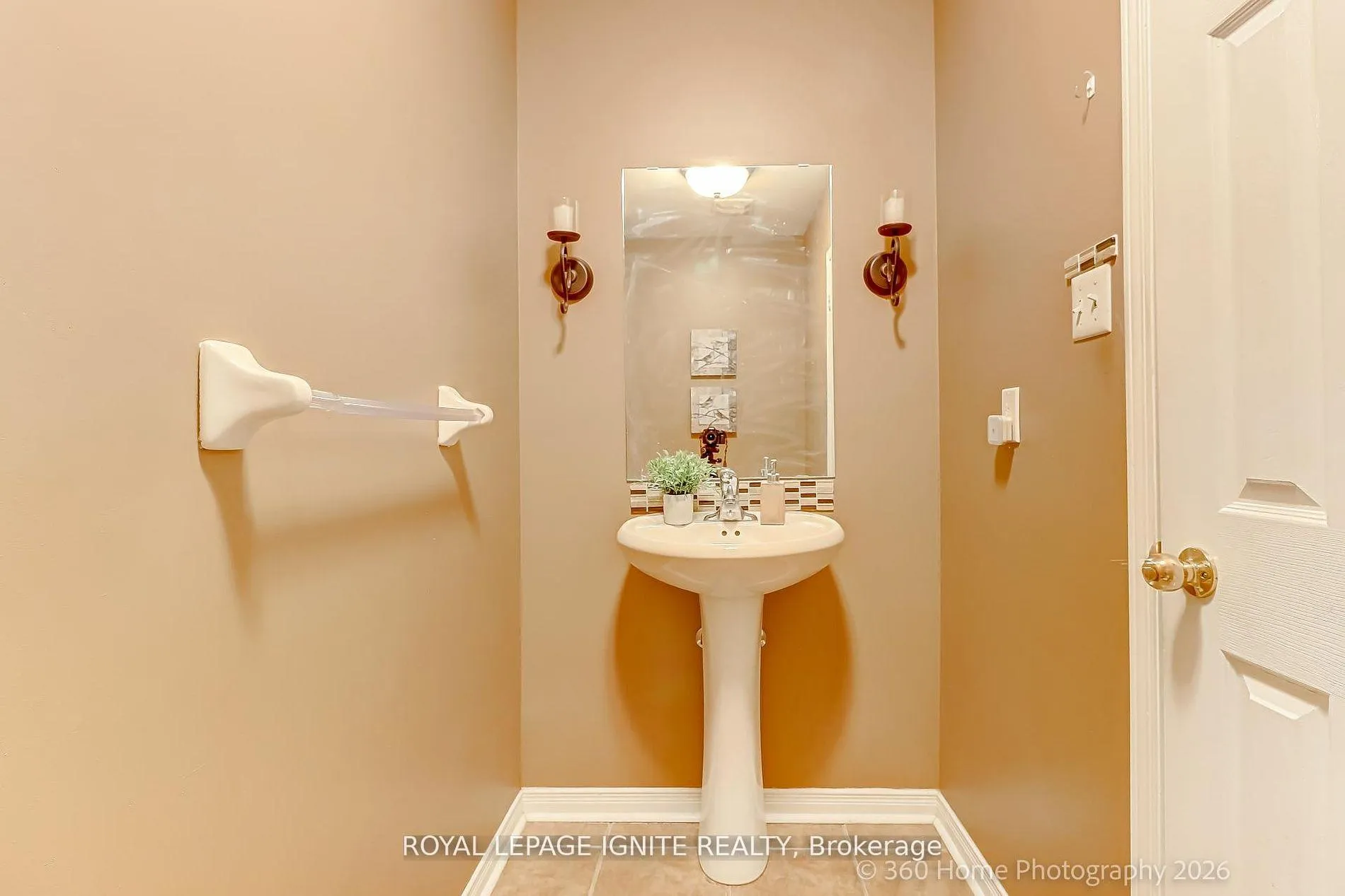 Photo 13 of 48 Thorp Crescent, Ajax, Central — HOMEH