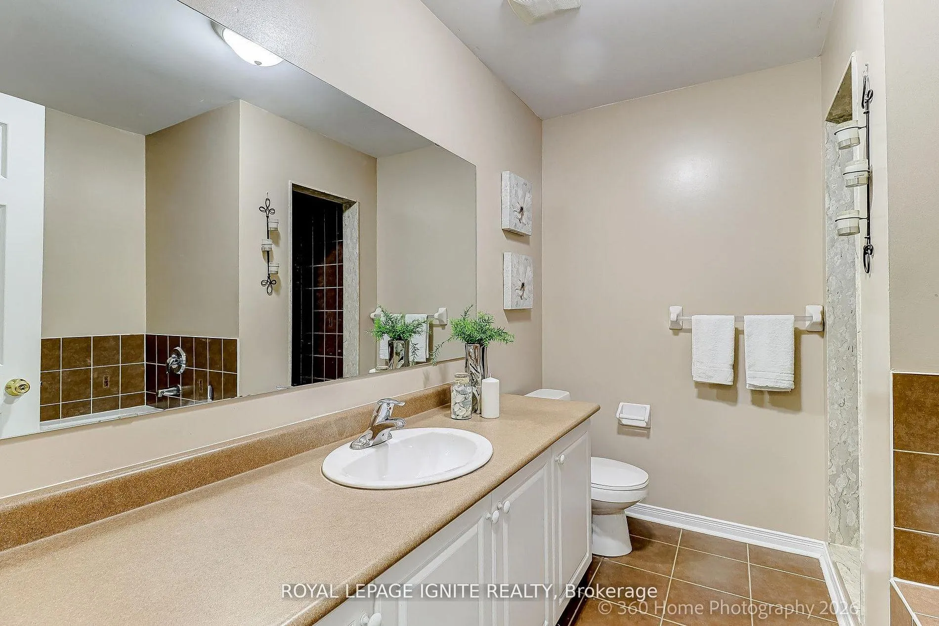 Photo 19 of 48 Thorp Crescent, Ajax, Central — HOMEH