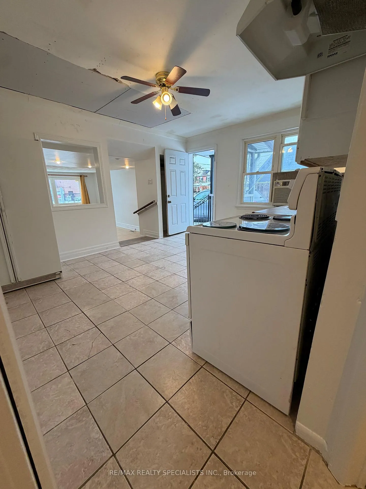 Photo 5 of Unit 1, 18 Mary Street, Brampton, Downtown Brampton — HOMEH