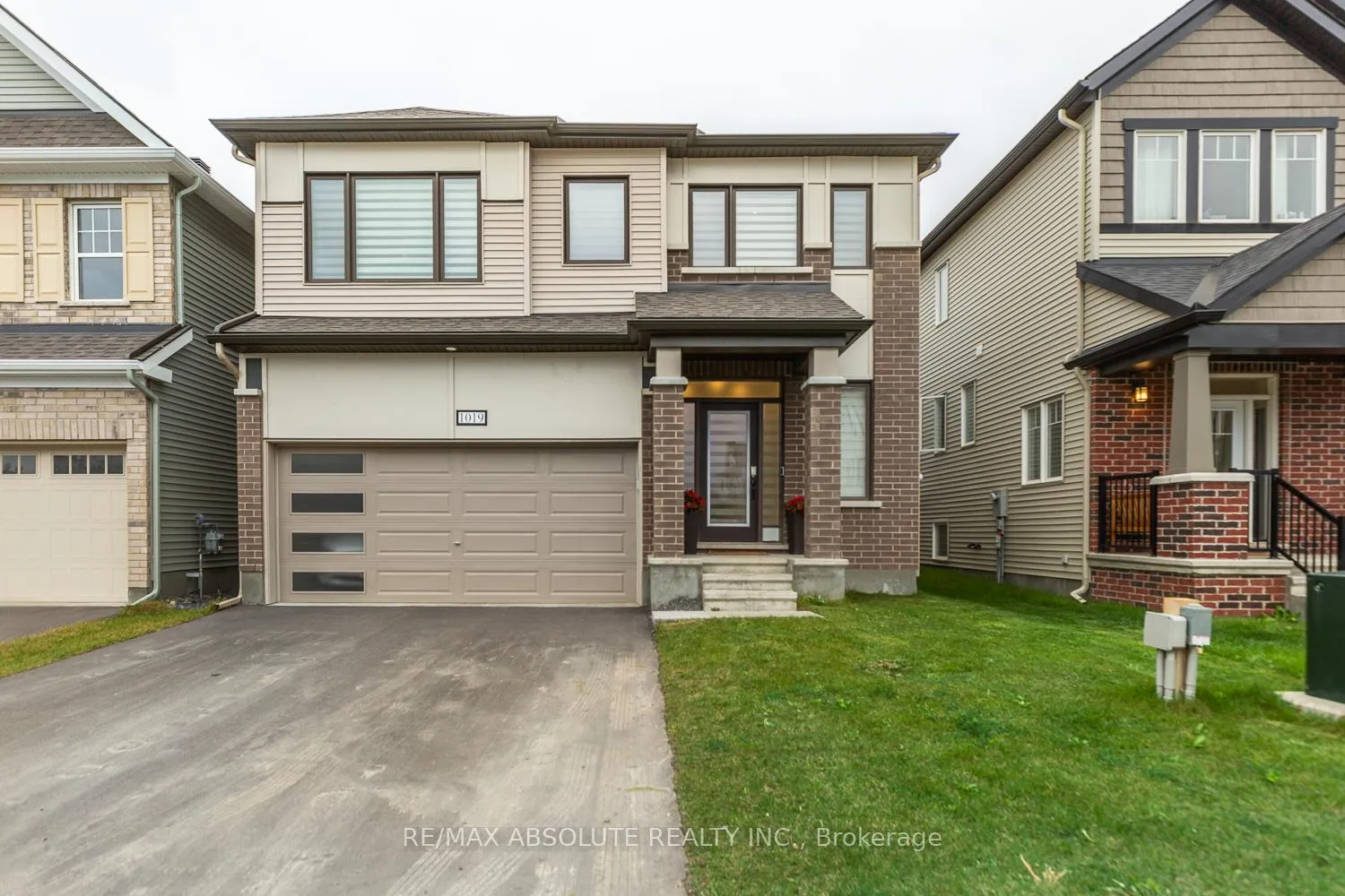 Photo 2 of 1019 Apolune Street, Ottawa, Barrhaven - Half Moon Bay — HOMEH