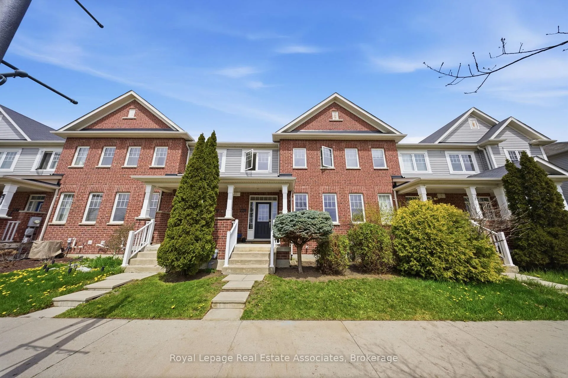 Photo 2 of 228 Brookhill Boulevard, Clarington, Bowmanville — HOMEH