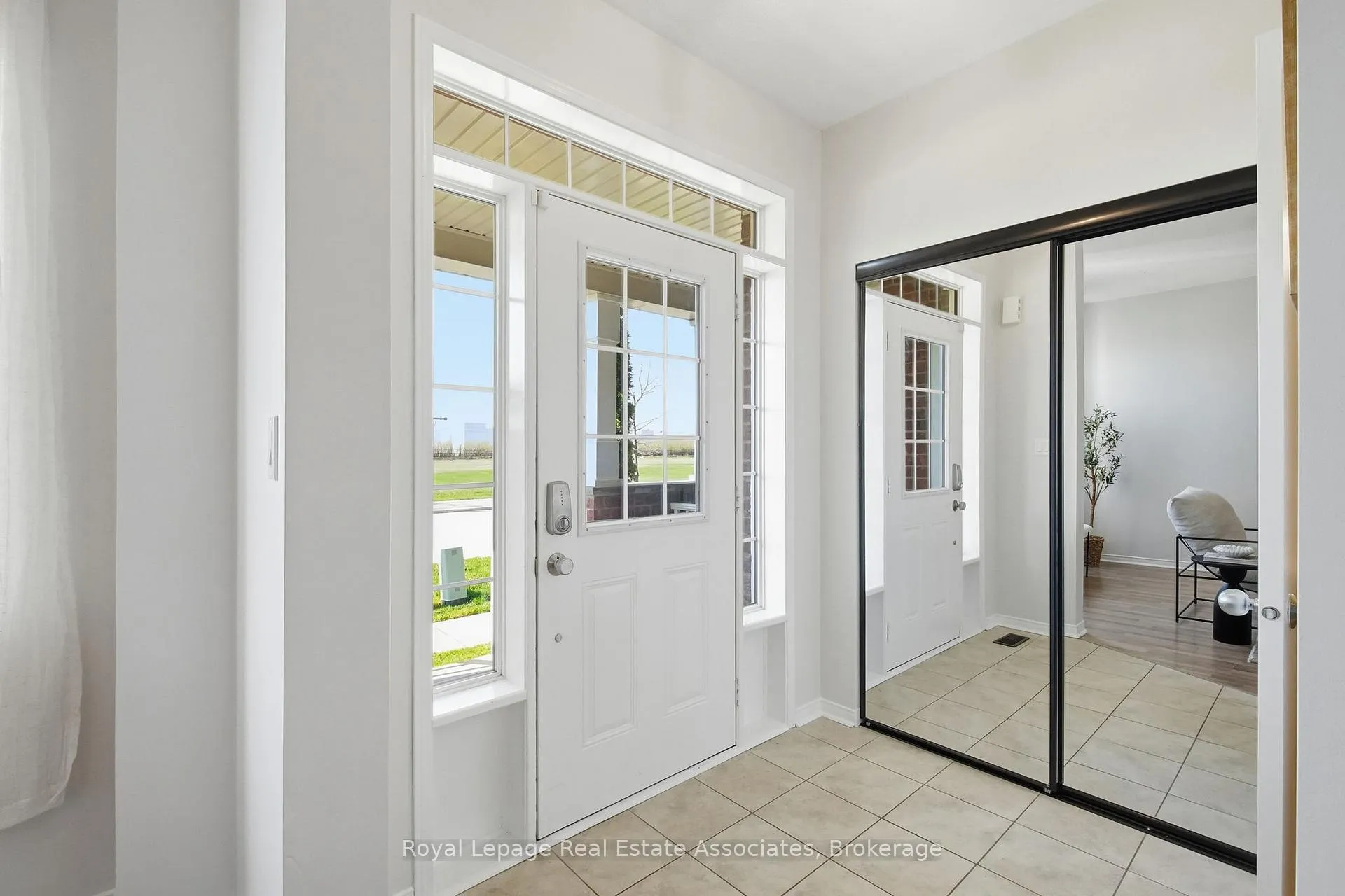 Photo 3 of 228 Brookhill Boulevard, Clarington, Bowmanville — HOMEH