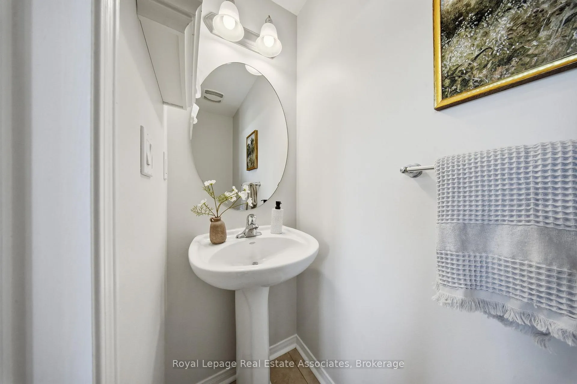 Photo 5 of 228 Brookhill Boulevard, Clarington, Bowmanville — HOMEH