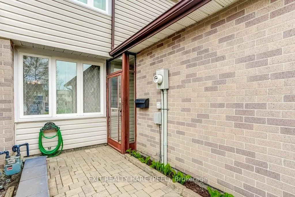 Photo 4 of 28 Sparklett Crescent, Brampton, Heart Lake East — HOMEH