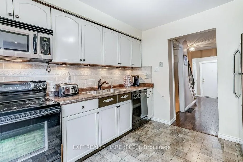 Photo 14 of 28 Sparklett Crescent, Brampton, Heart Lake East — HOMEH