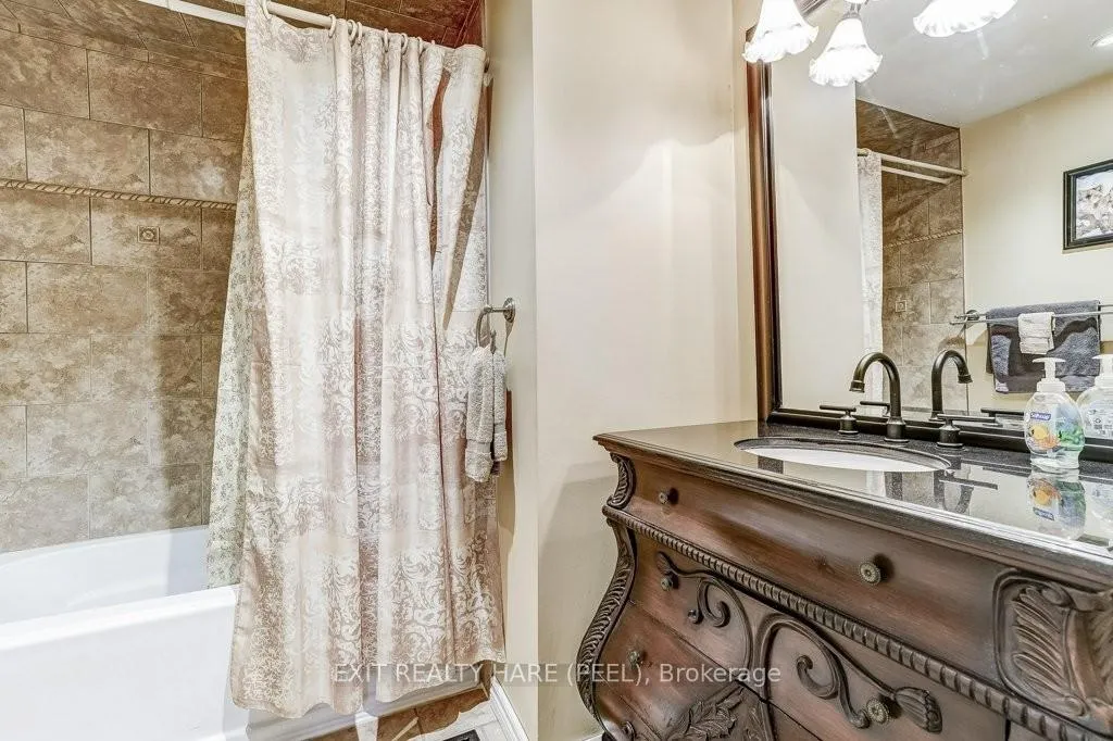 Photo 19 of 28 Sparklett Crescent, Brampton, Heart Lake East — HOMEH