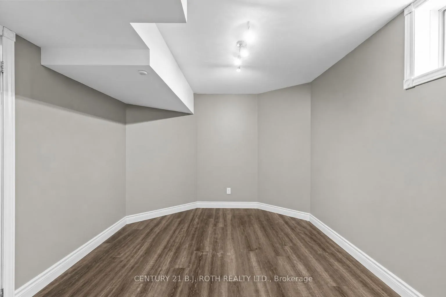 Photo 21 of 45 White Elm Road, Barrie, Holly — HOMEH