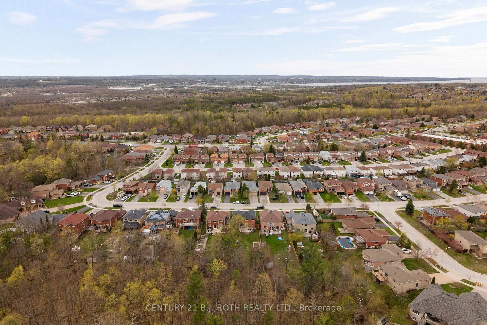Photo 33 of 45 White Elm Road, Barrie, Holly — HOMEH