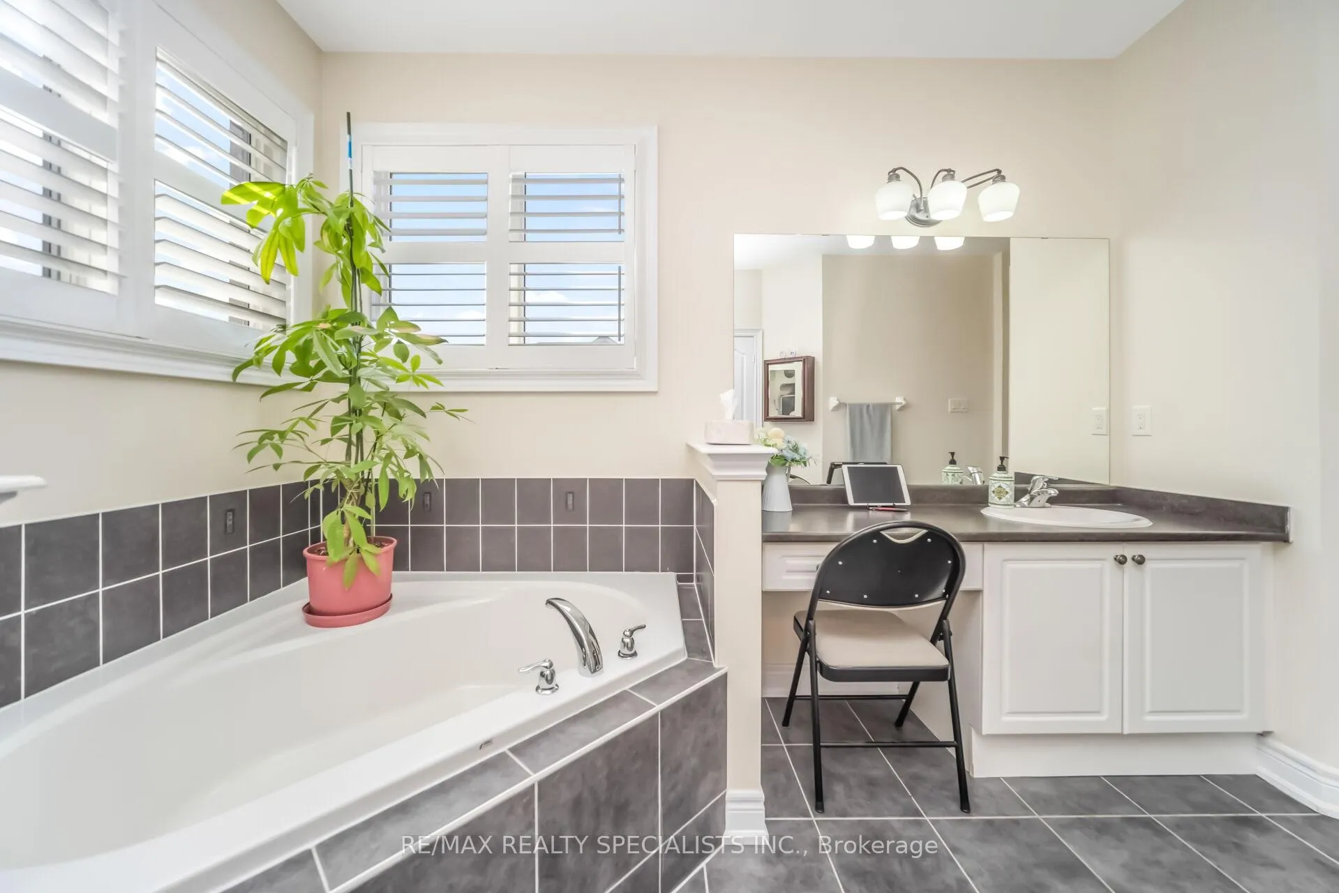 Photo 23 of 30 Portside Crescent, Brampton, Sandringham-Wellington — HOMEH