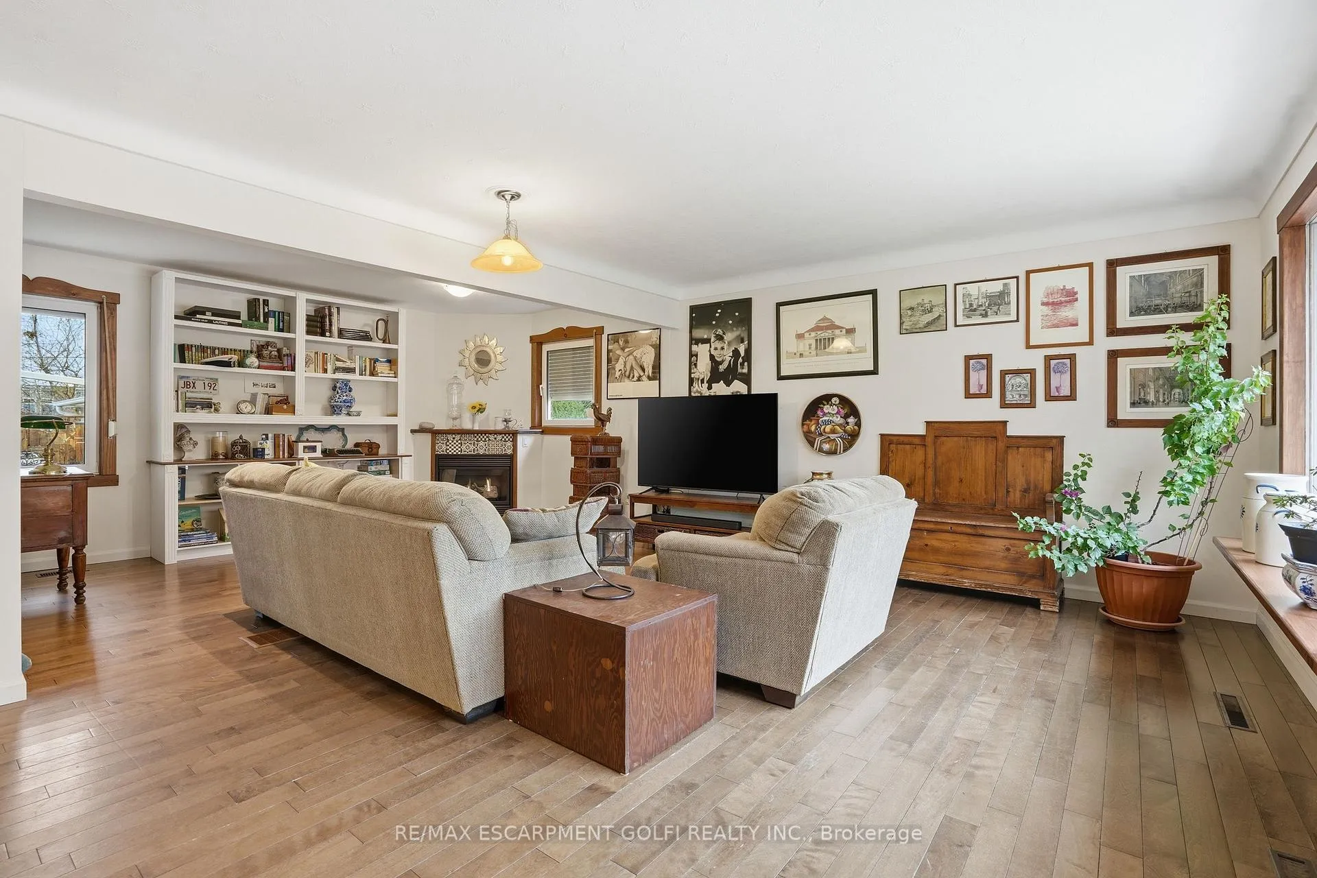 Photo 4 of 14 Edinburgh Drive, St. Catharines, Bunting/Linwell — HOMEH