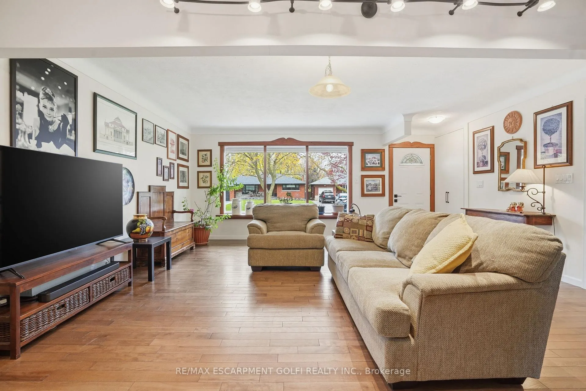 Photo 5 of 14 Edinburgh Drive, St. Catharines, Bunting/Linwell — HOMEH
