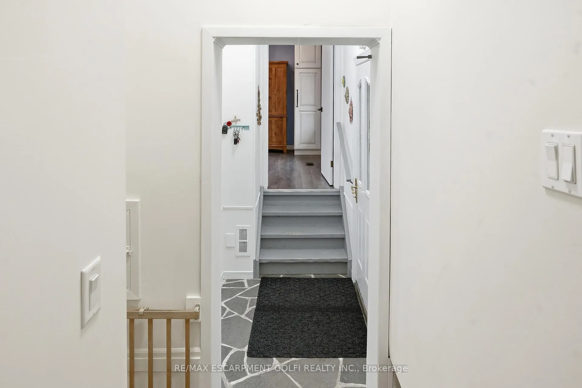 Photo 10 of 14 Edinburgh Drive, St. Catharines, Bunting/Linwell — HOMEH