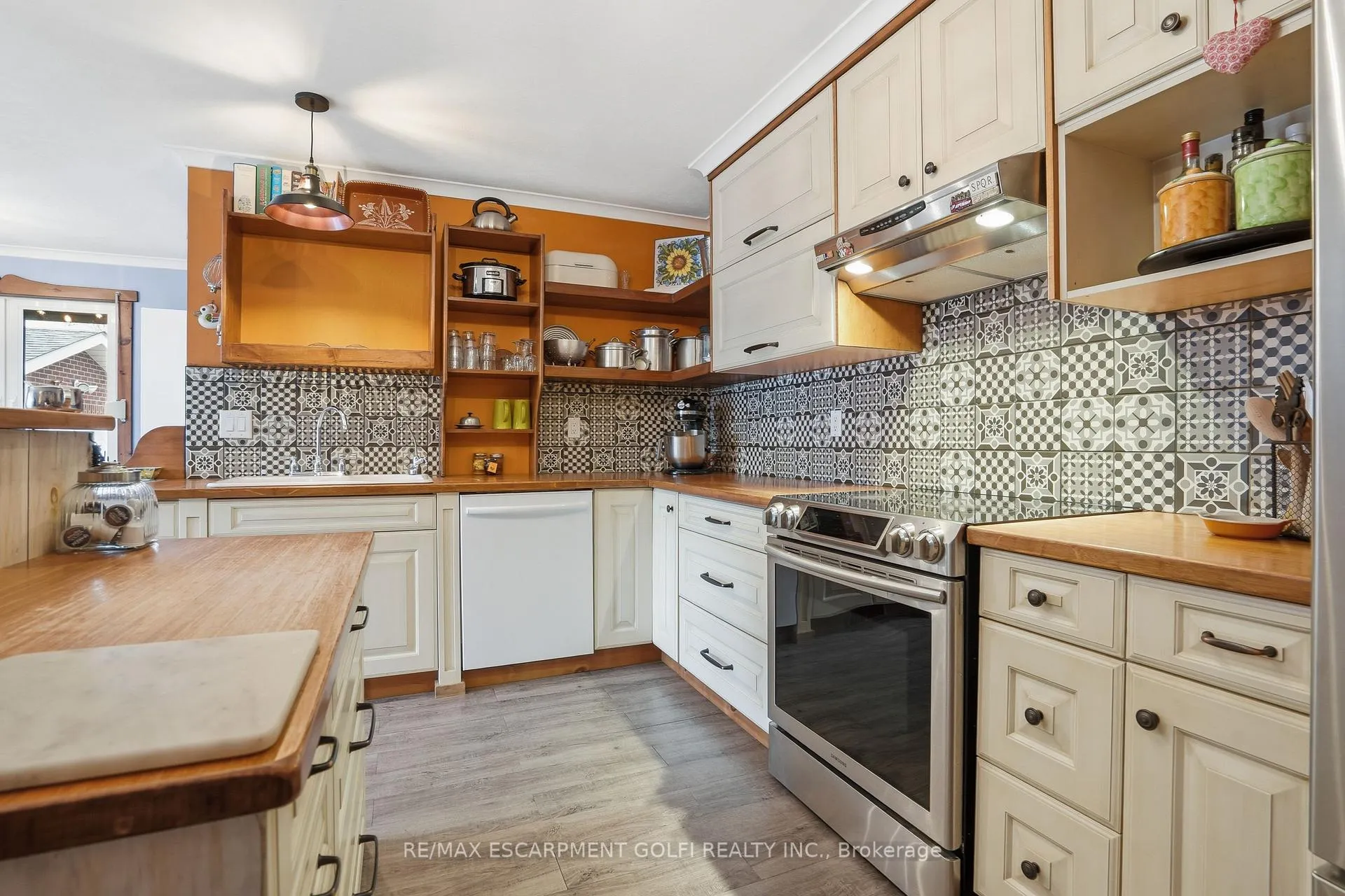 Photo 13 of 14 Edinburgh Drive, St. Catharines, Bunting/Linwell — HOMEH
