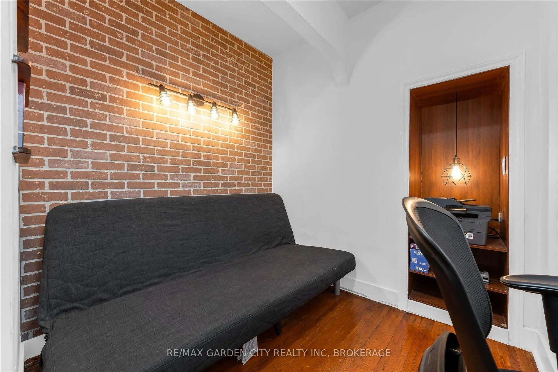 Photo 11 of 19 Thomas Street, St. Catharines, Downtown — HOMEH