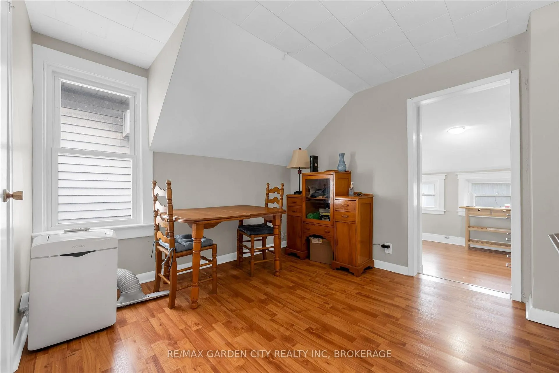 Photo 16 of 19 Thomas Street, St. Catharines, Downtown — HOMEH