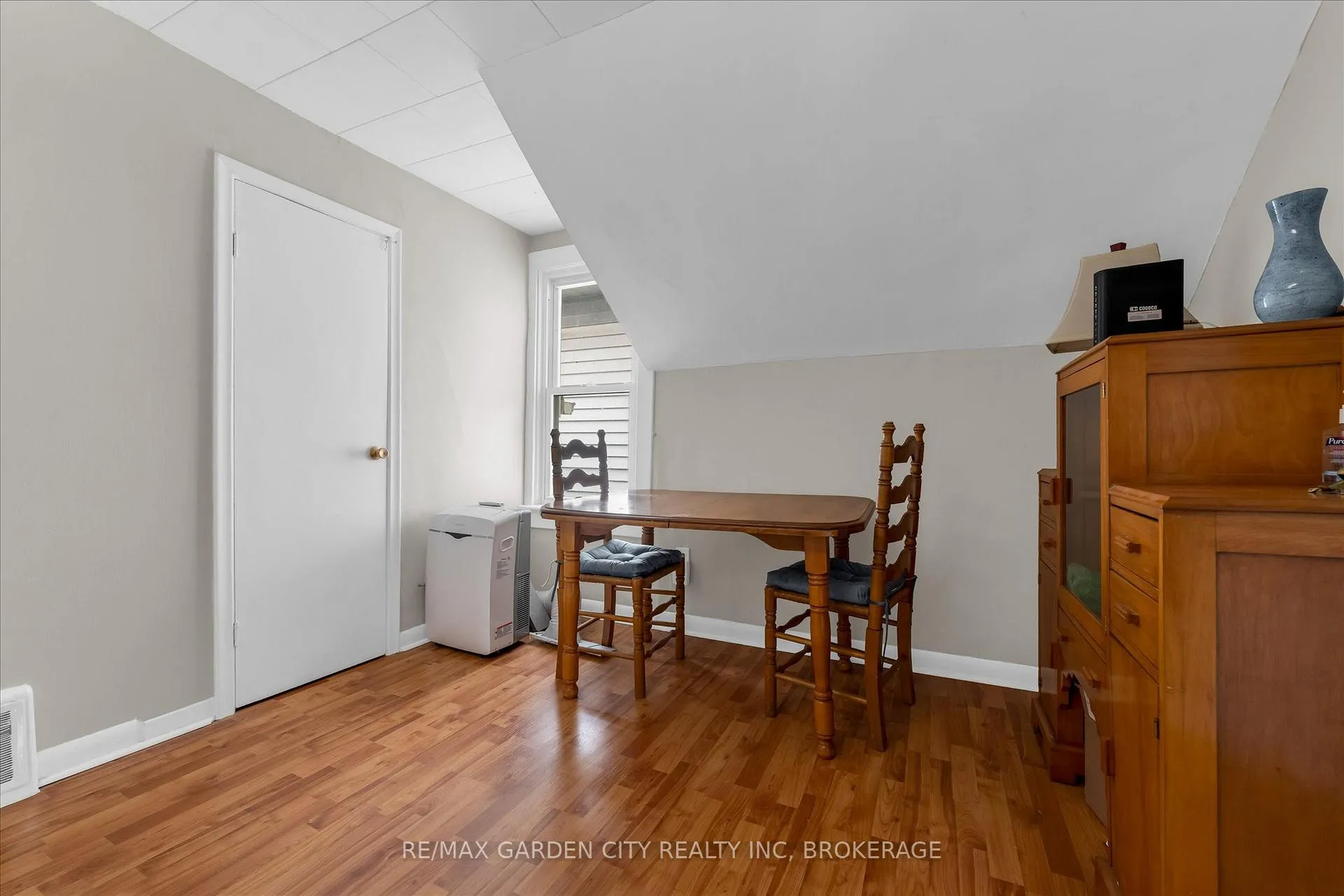 Photo 17 of 19 Thomas Street, St. Catharines, Downtown — HOMEH