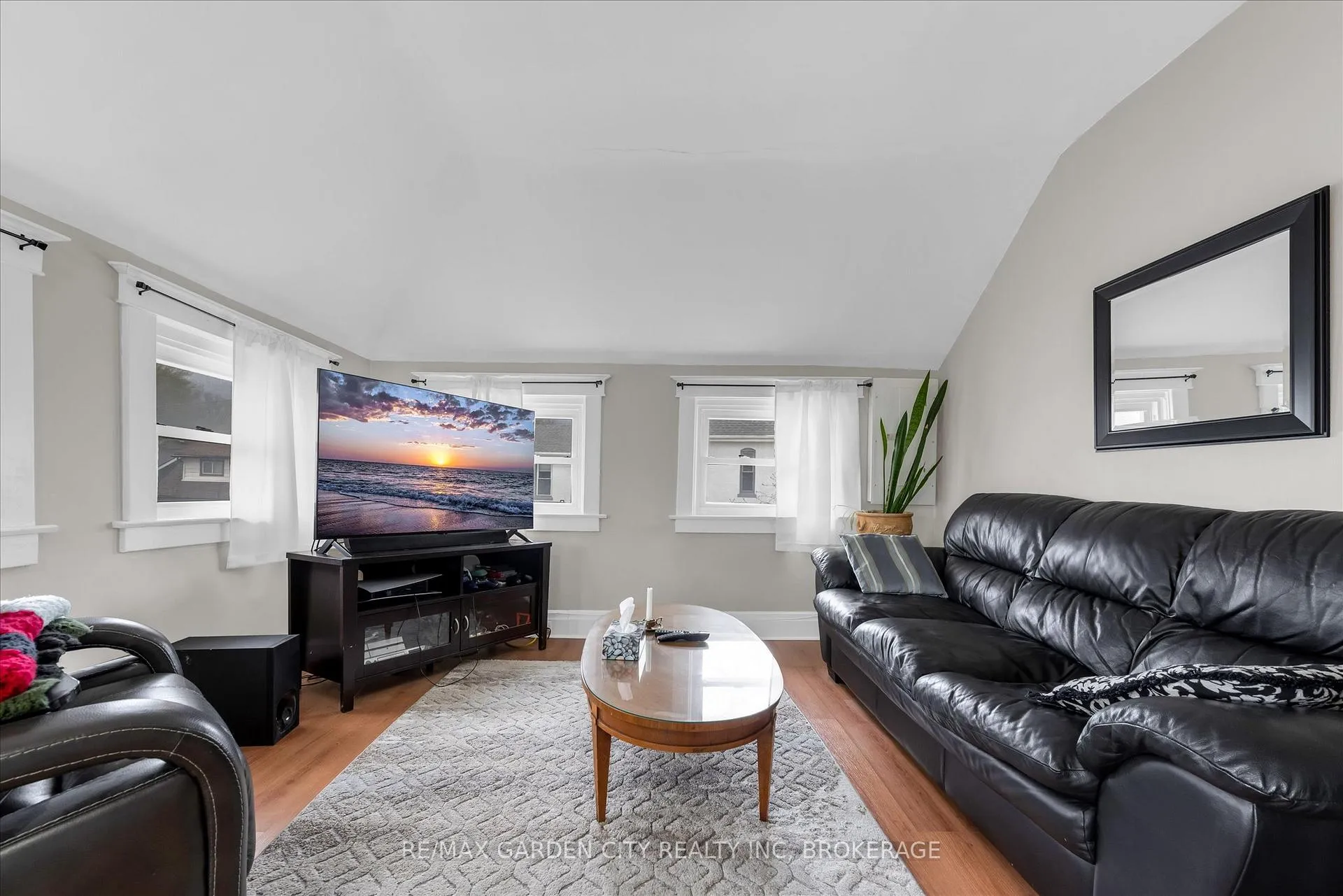 Photo 23 of 19 Thomas Street, St. Catharines, Downtown — HOMEH