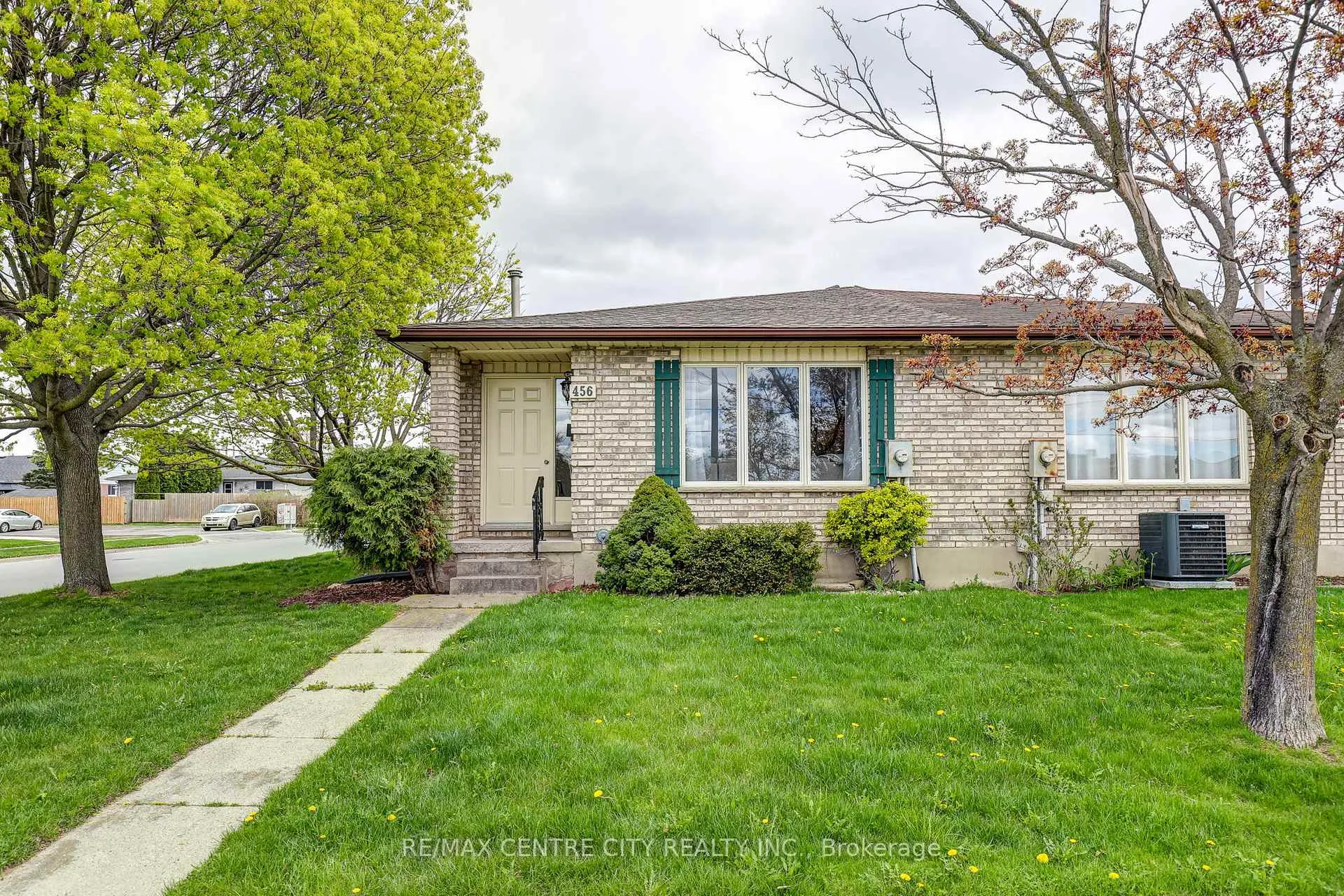Photo 1 of 456 Wellington Street, St. Thomas — HOMEH