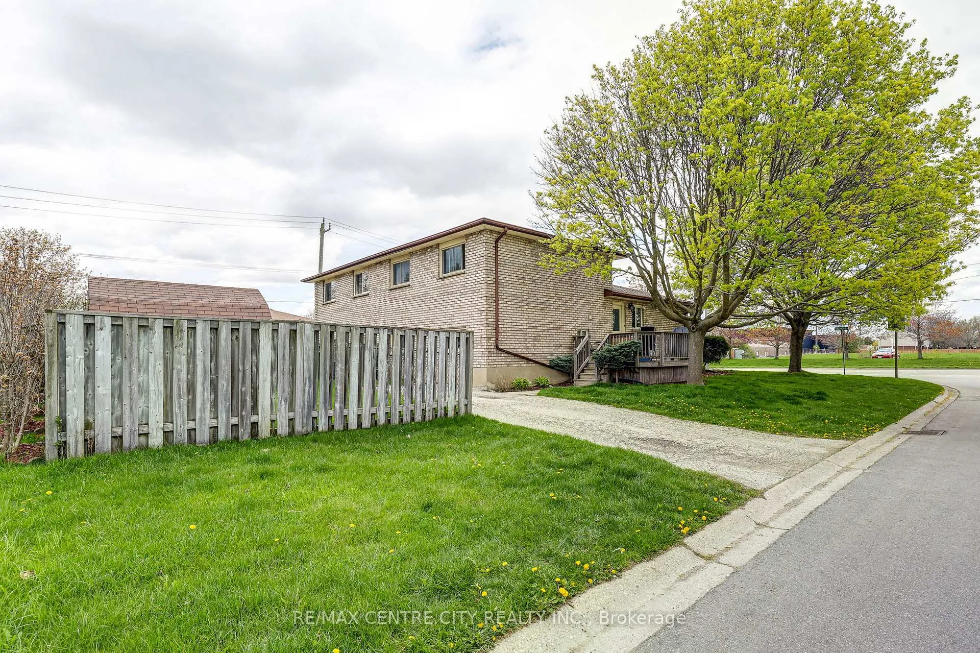 Photo 4 of 456 Wellington Street, St. Thomas — HOMEH
