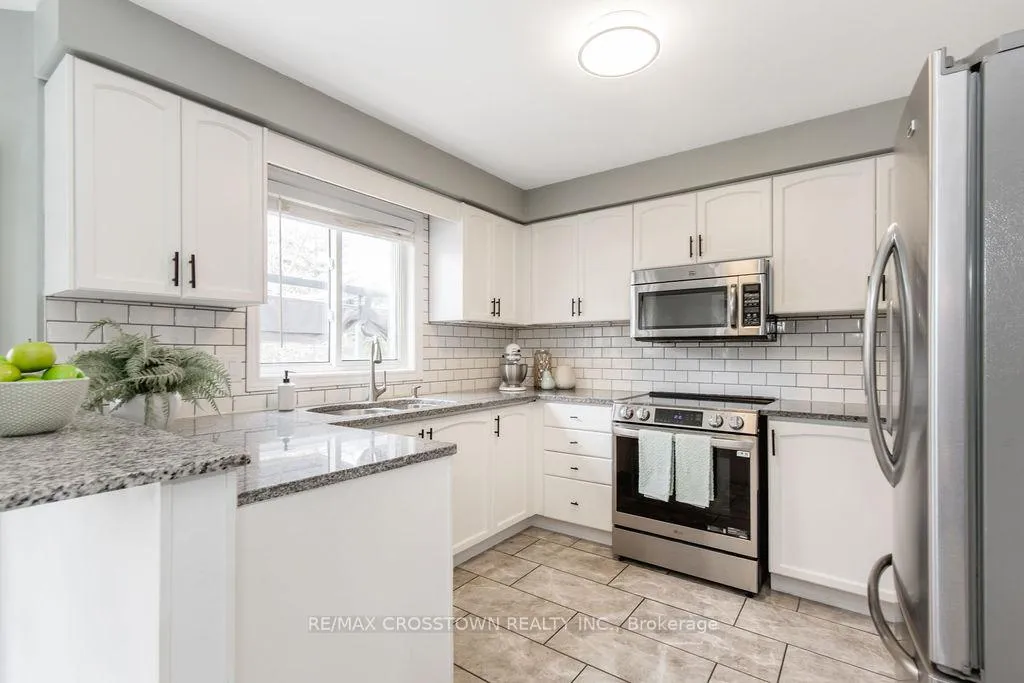 Photo 13 of 18 Stoneybrook Crescent, Barrie, Ardagh — HOMEH