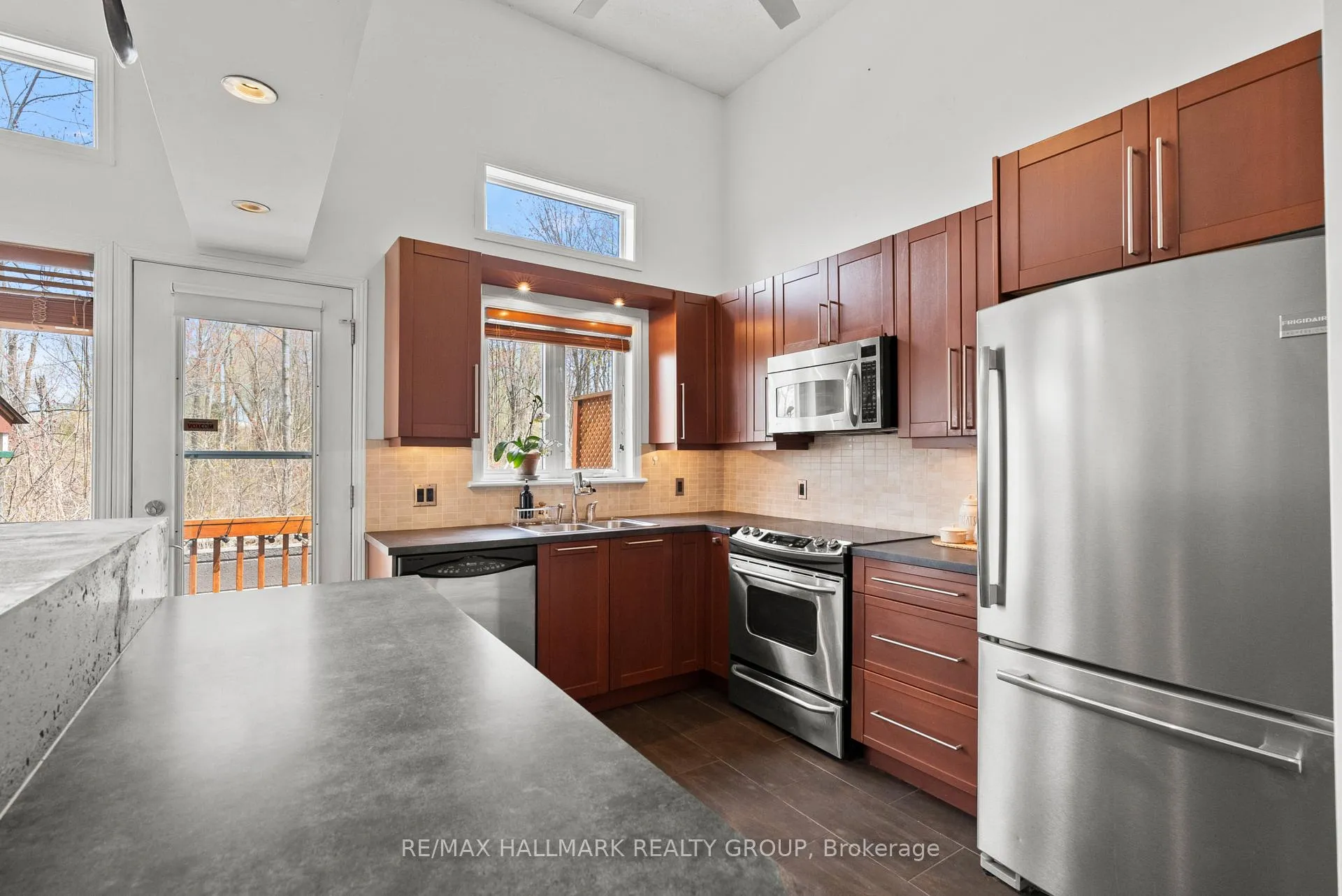 Photo 12 of 243 Gladeview Private, Ottawa, Upper Hunt Club — HOMEH