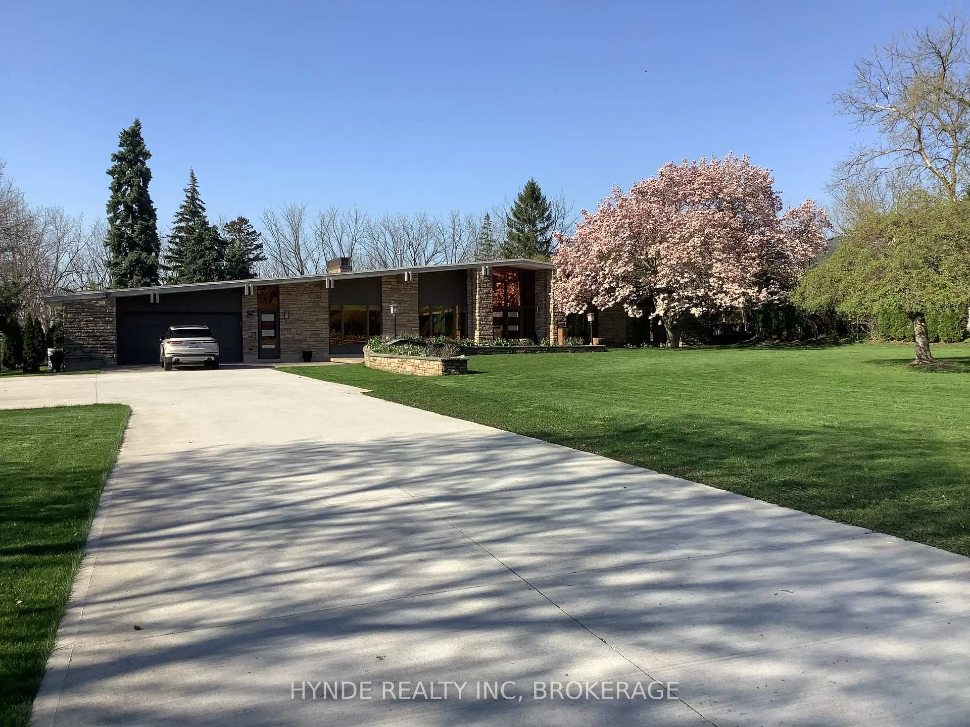 Photo 1 of 24 Woodmount Dr, St. Catharines, Burleigh Hill — HOMEH