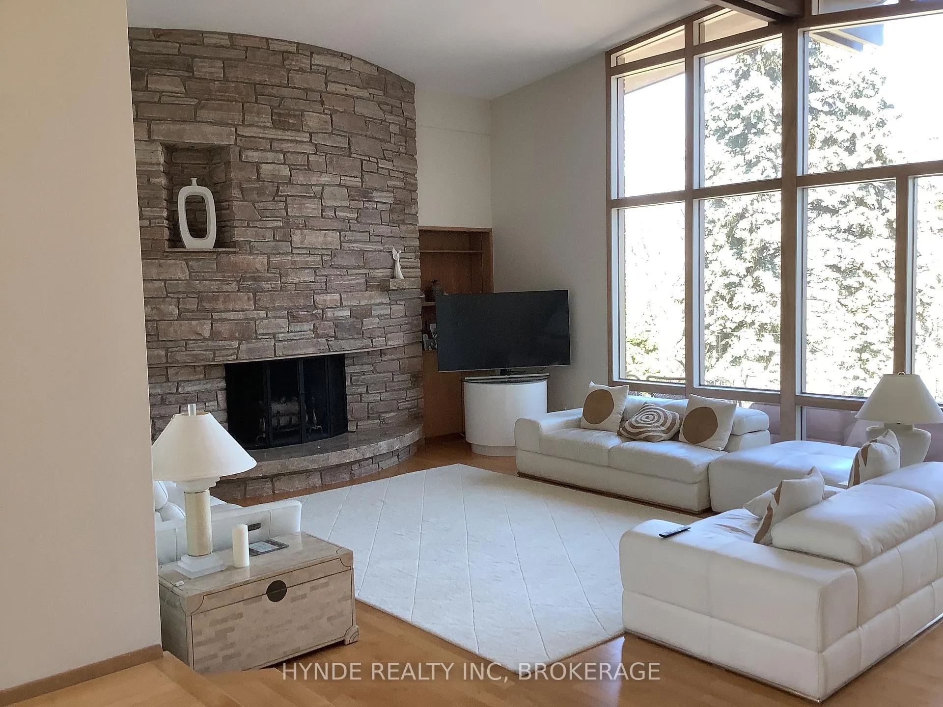 Photo 3 of 24 Woodmount Dr, St. Catharines, Burleigh Hill — HOMEH