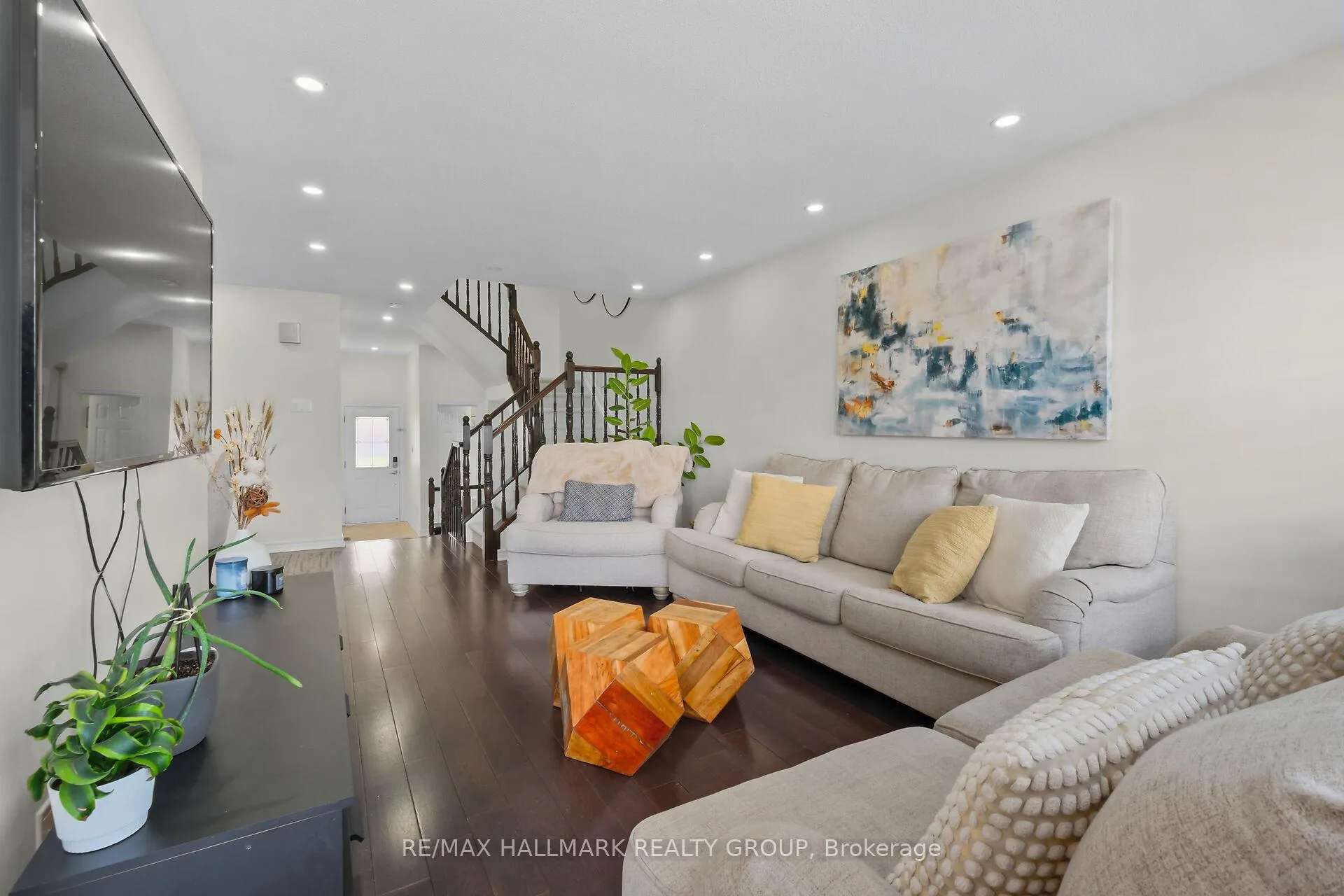 Photo 8 of 126 Silvermoon Crescent, Ottawa, Avalon East — HOMEH