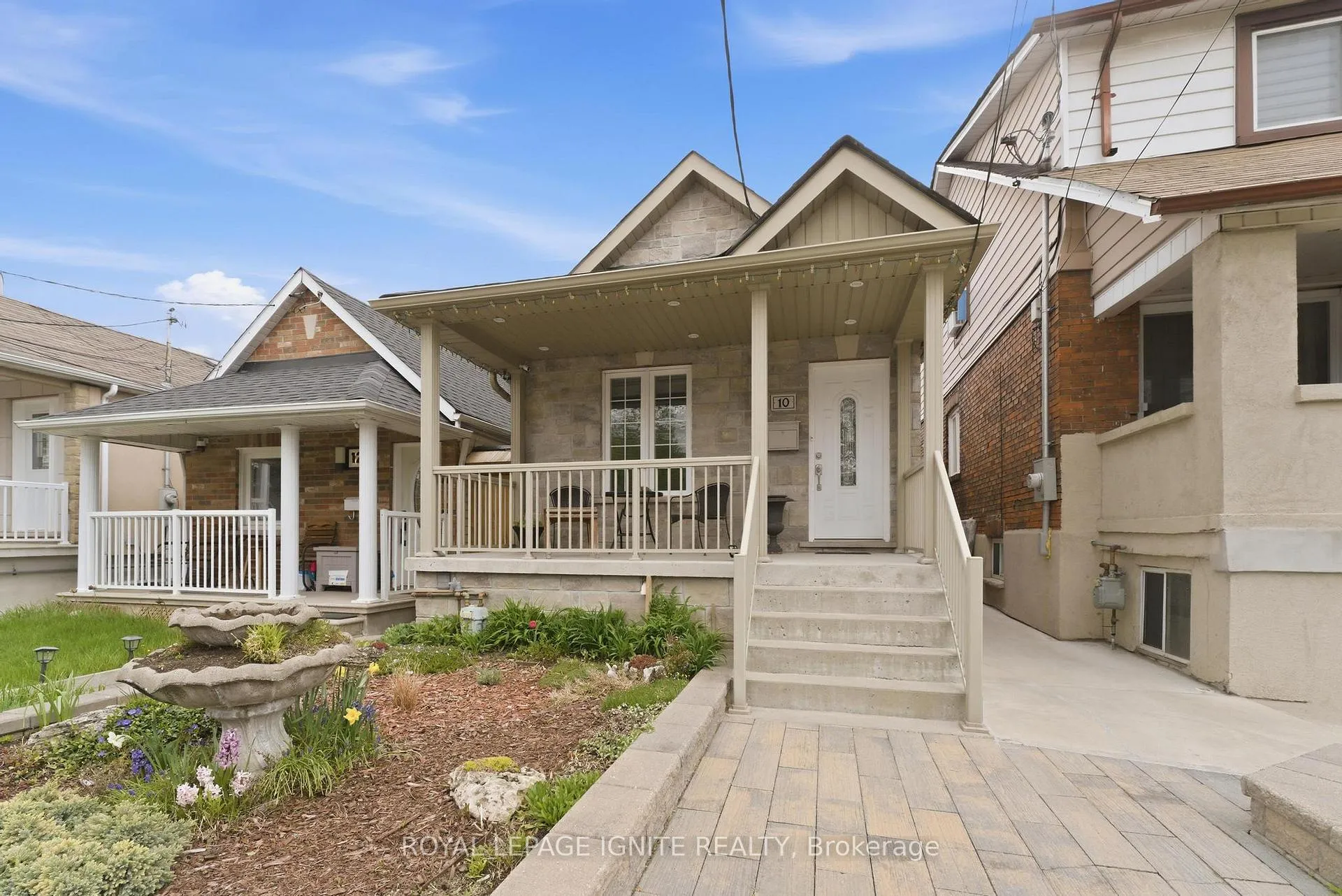 Photo 2 of 10 Cayuga Avenue, Toronto, Rockcliffe-Smythe — HOMEH