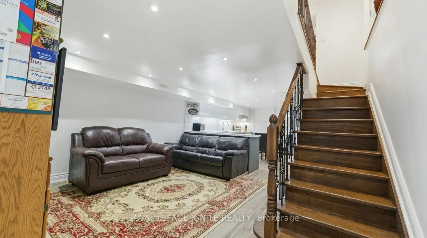 Photo 5 of 10 Cayuga Avenue, Toronto, Rockcliffe-Smythe — HOMEH