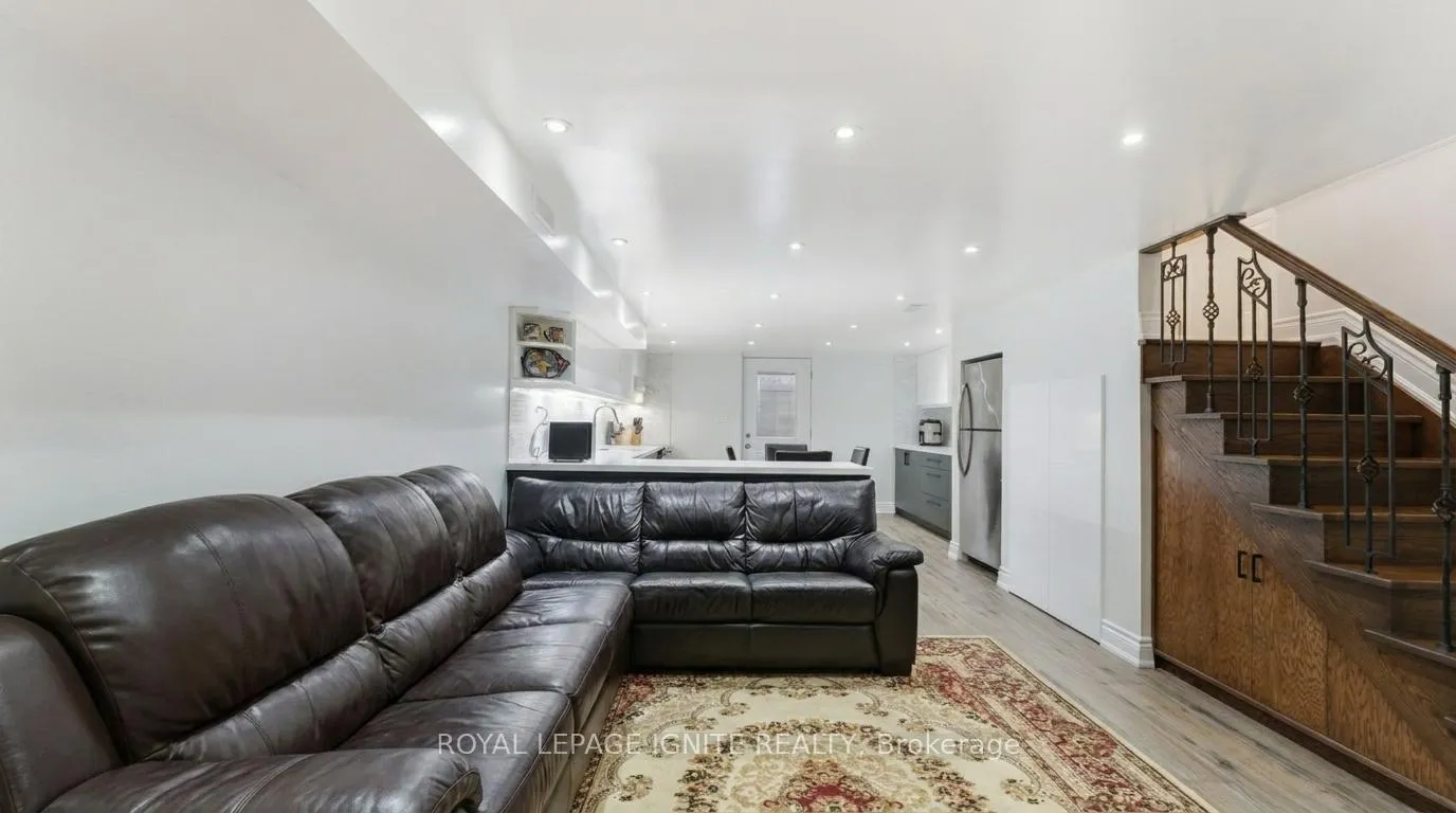 Photo 8 of 10 Cayuga Avenue, Toronto, Rockcliffe-Smythe — HOMEH