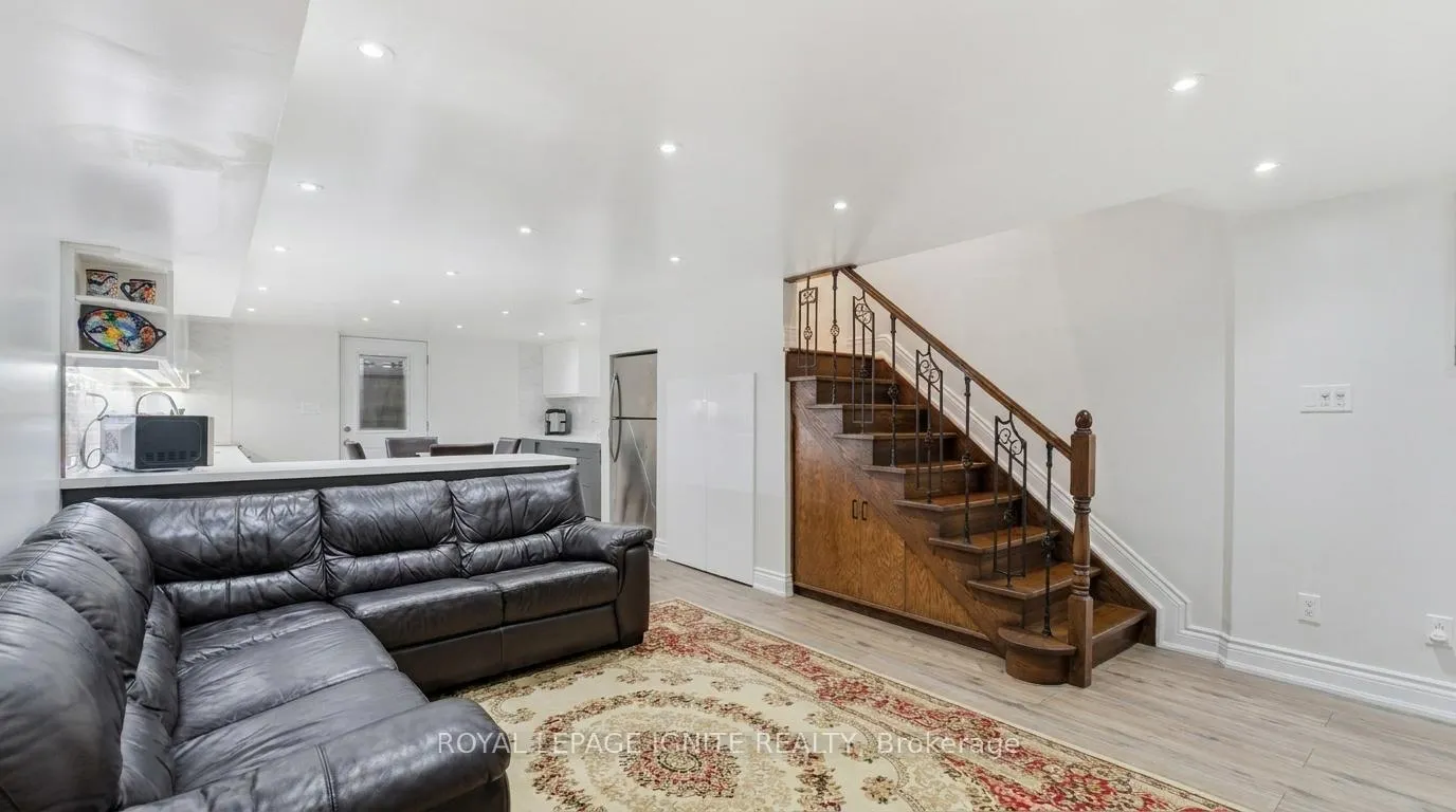 Photo 9 of 10 Cayuga Avenue, Toronto, Rockcliffe-Smythe — HOMEH