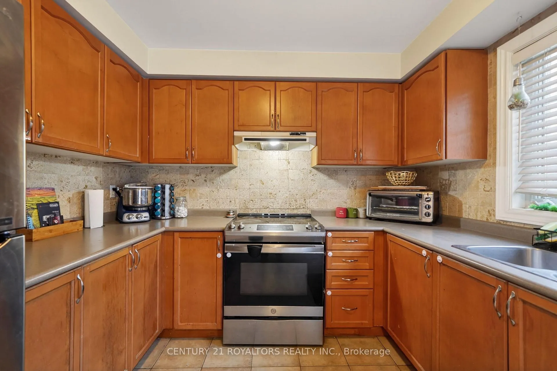 Photo 14 of 30 Trudelle Crescent, Brampton, Fletcher's Meadow — HOMEH