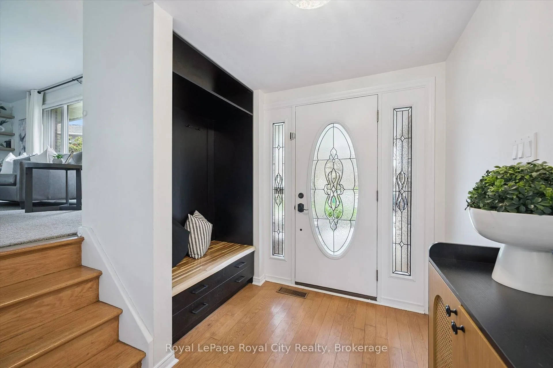 Photo 4 of 22 Crestwood Drive, Cambridge, St. Andrews Estates — HOMEH