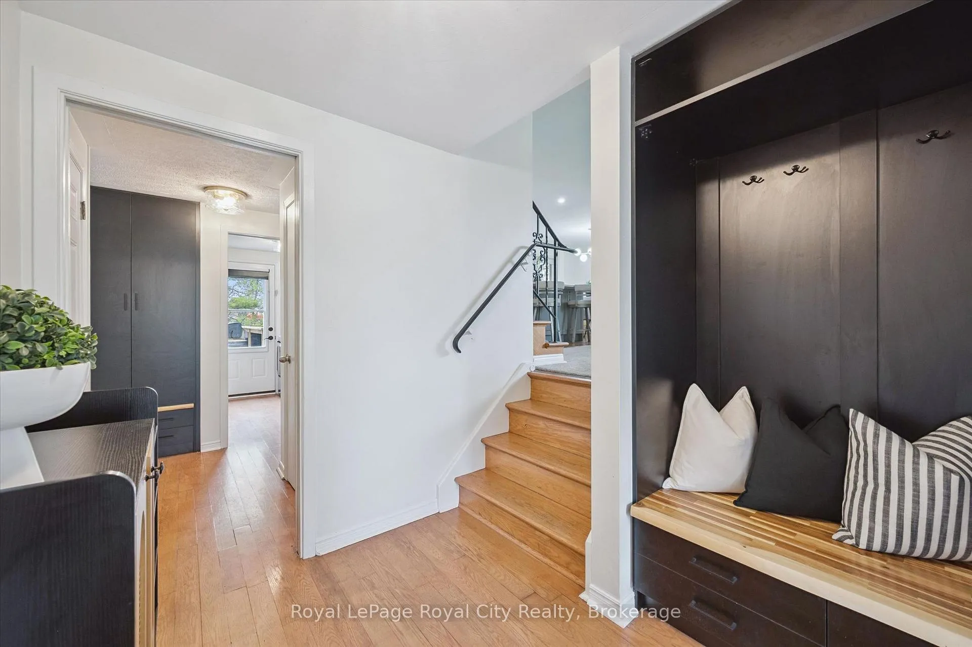 Photo 5 of 22 Crestwood Drive, Cambridge, St. Andrews Estates — HOMEH