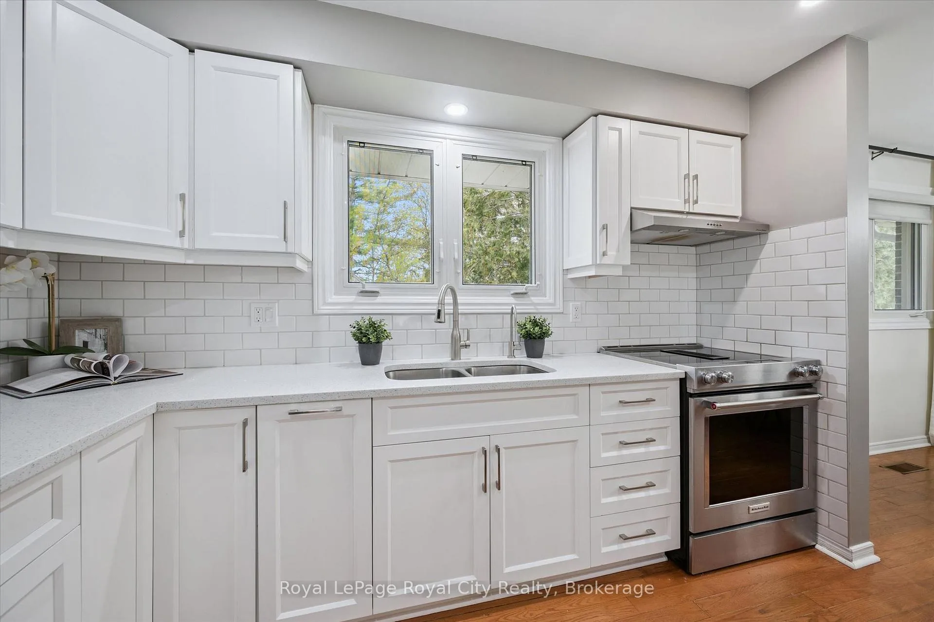 Photo 9 of 22 Crestwood Drive, Cambridge, St. Andrews Estates — HOMEH