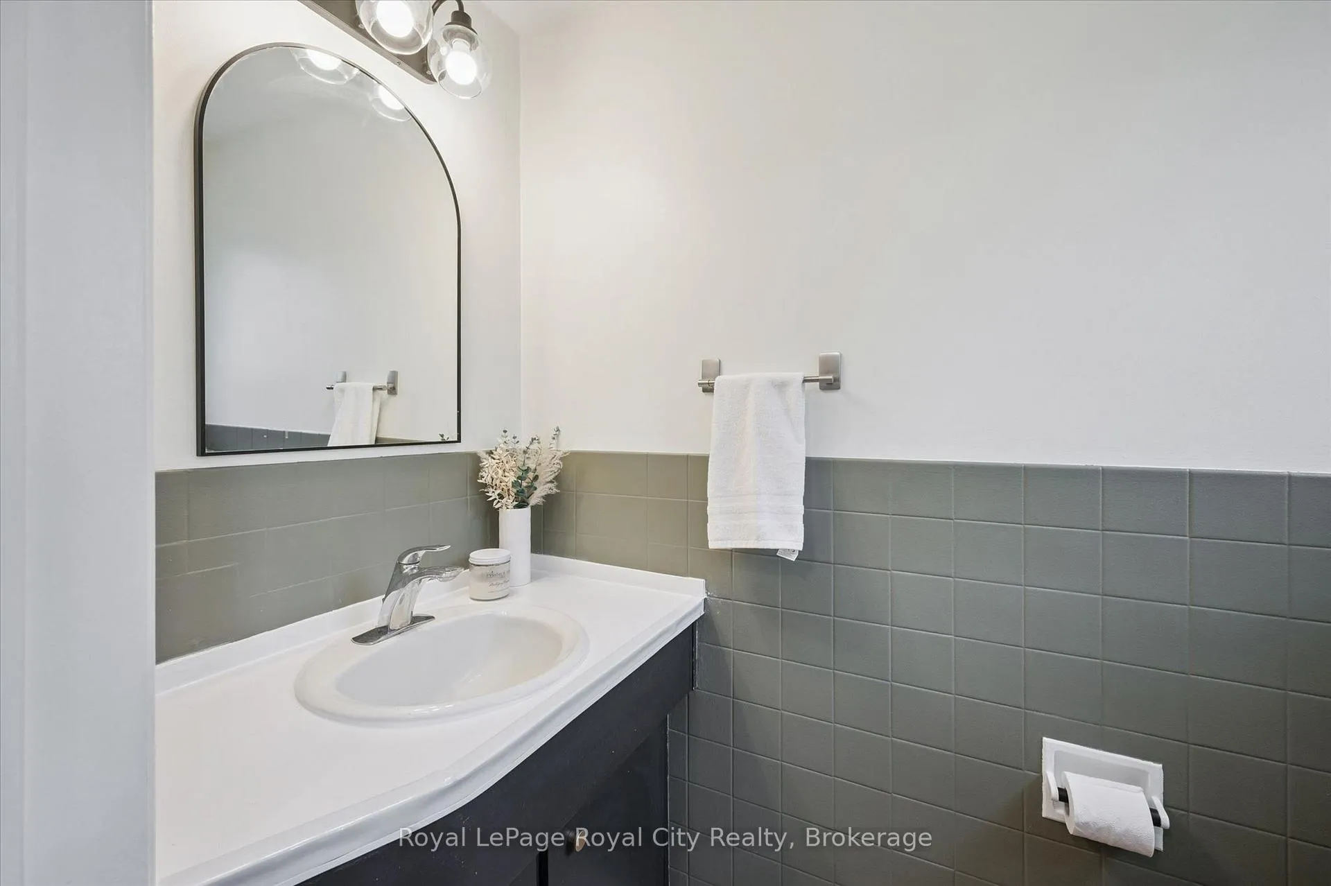 Photo 16 of 22 Crestwood Drive, Cambridge, St. Andrews Estates — HOMEH