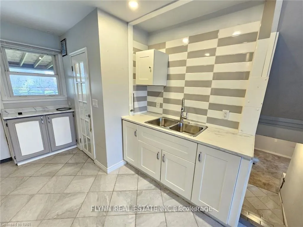 Photo 2 of Unit 2, 99 Golden Boulevard, Welland, Lincoln/Crowland — HOMEH