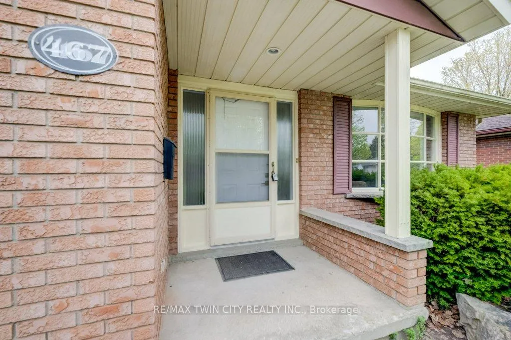 Photo 3 of 467 Redfox Road, Waterloo — HOMEH