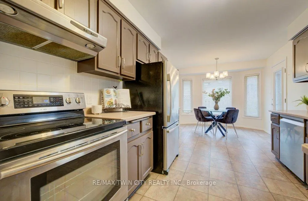 Photo 14 of 467 Redfox Road, Waterloo — HOMEH