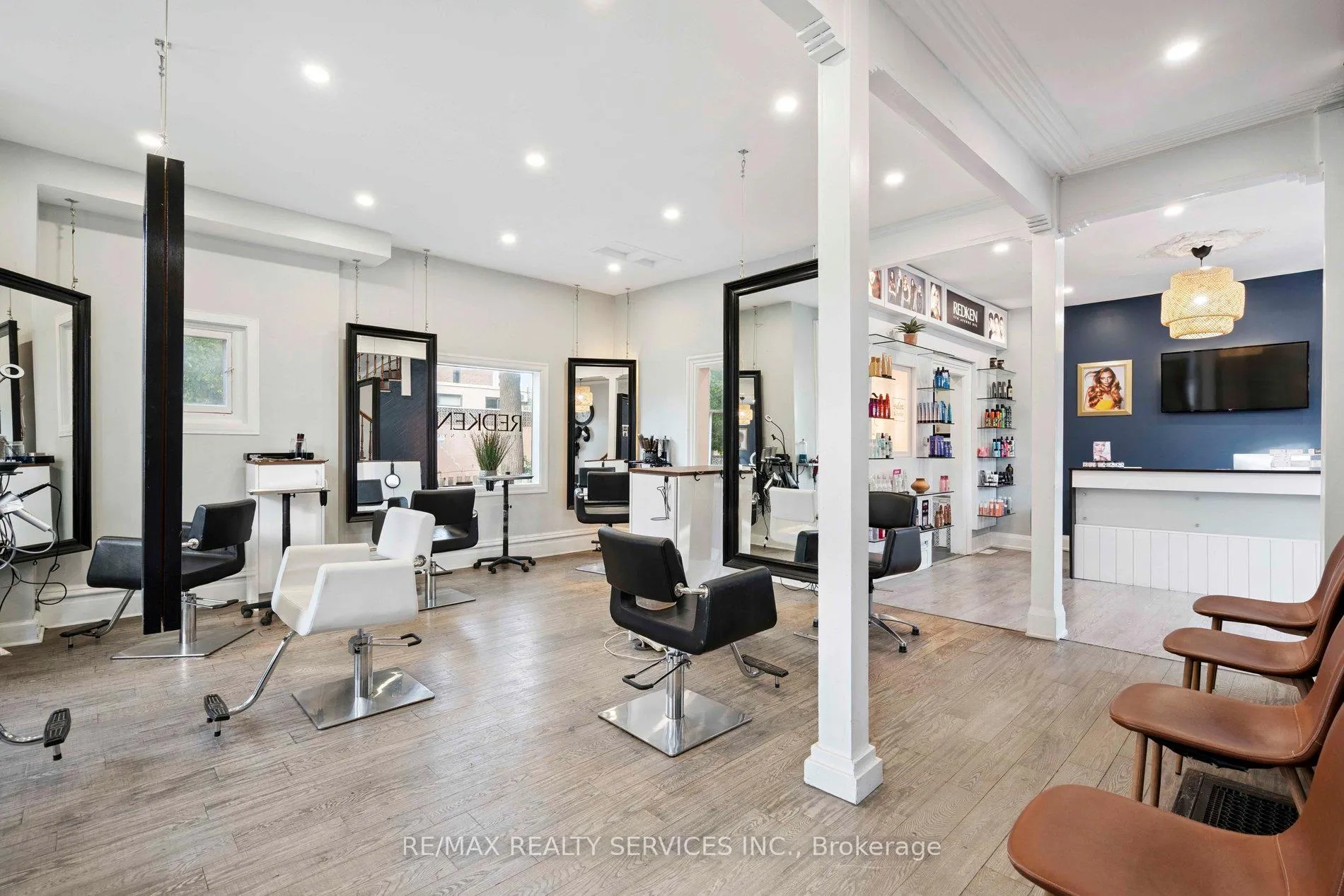 Photo 4 of 127 Queen Street W, Brampton, Downtown Brampton — HOMEH