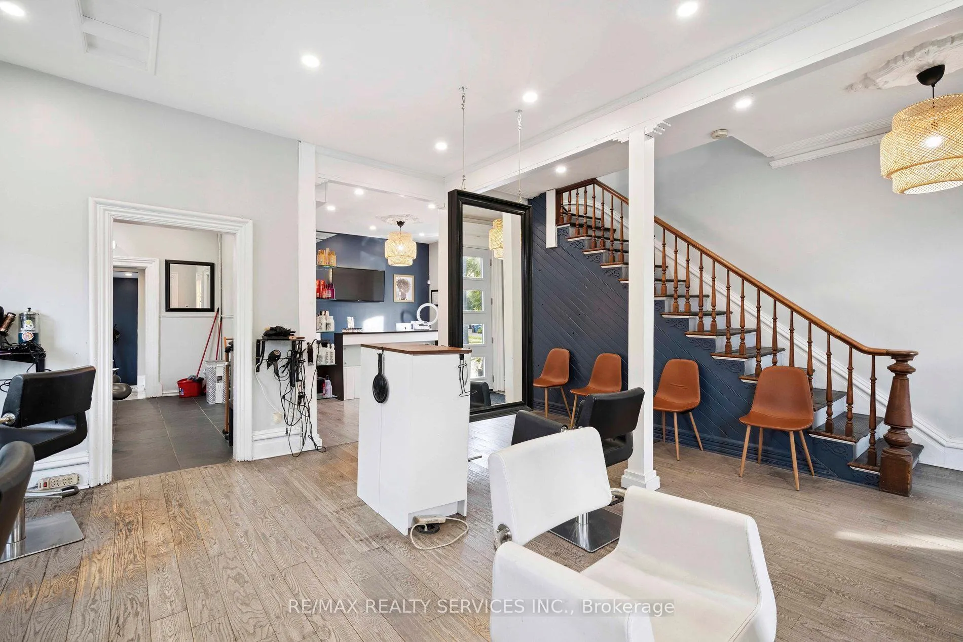 Photo 7 of 127 Queen Street W, Brampton, Downtown Brampton — HOMEH