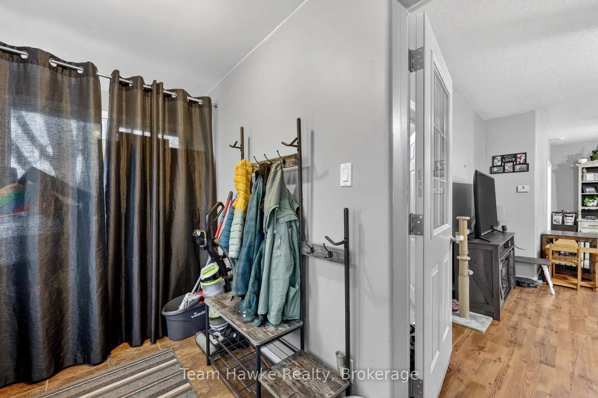 Photo 5 of 374 Dominion Avenue, Midland — HOMEH